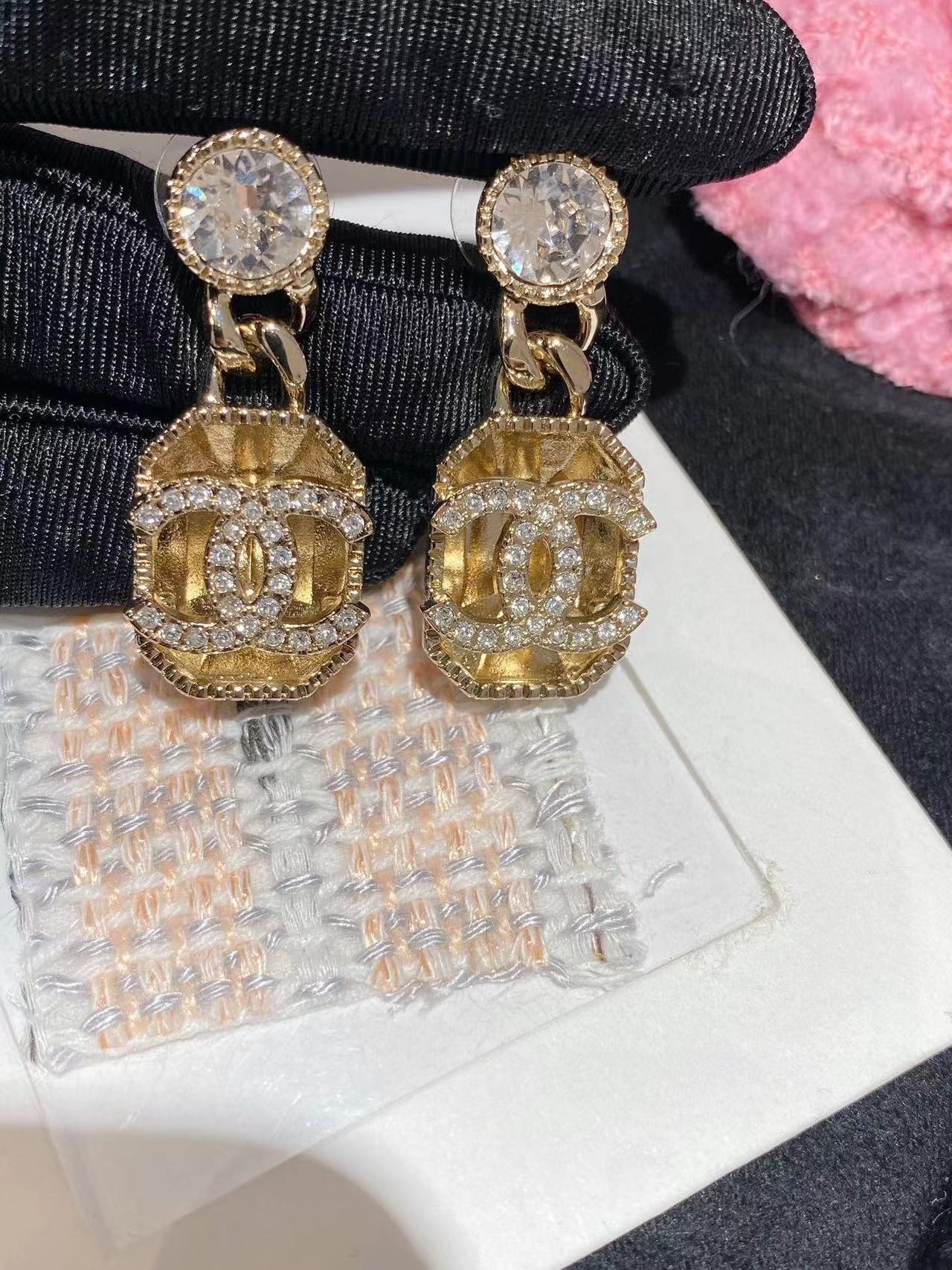 CHANE1 立体中空ピアス【 50％割引+送料無料】