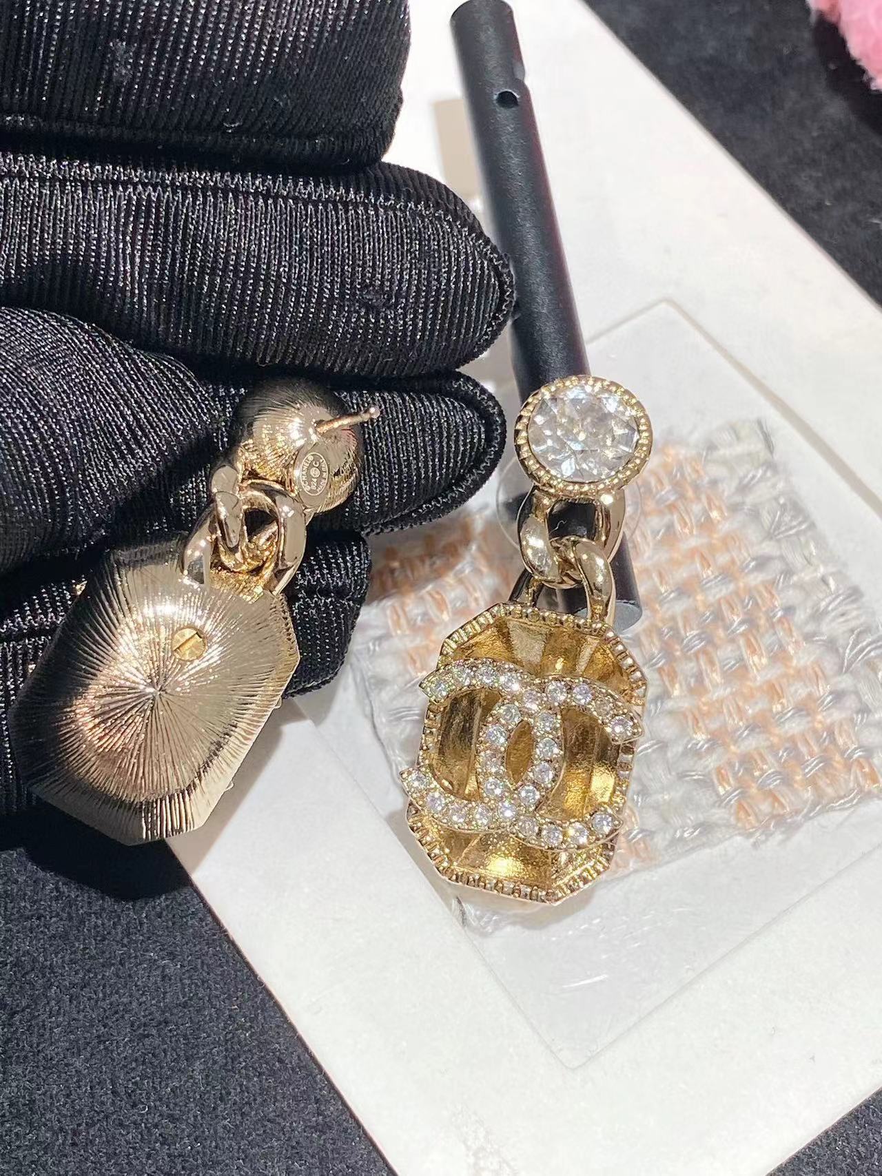 CHANE1 立体中空ピアス【 50％割引+送料無料】