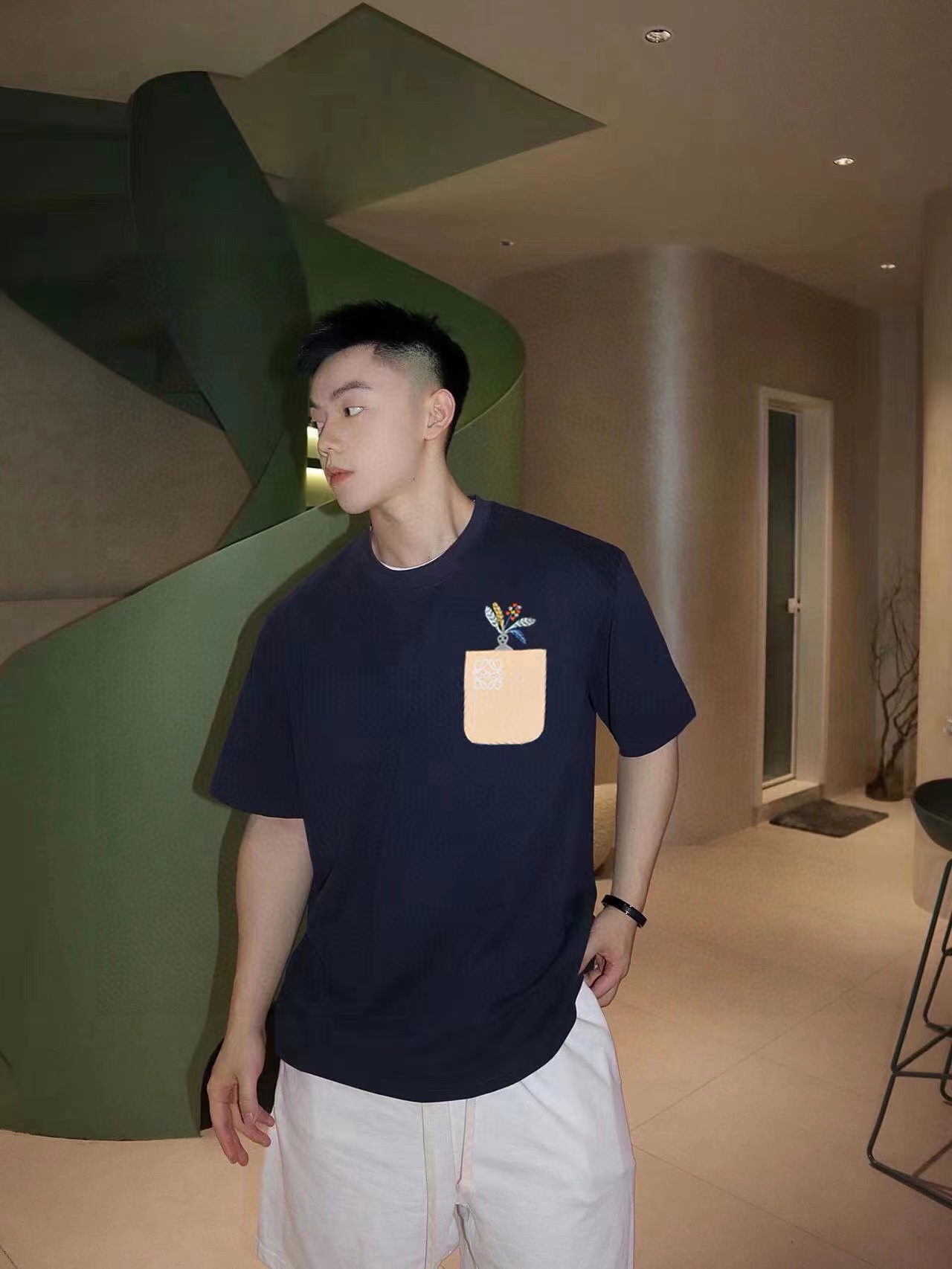 L0WEW ロゴ刺繍 メンズ Tシャツ【 50％割引+送料無料】