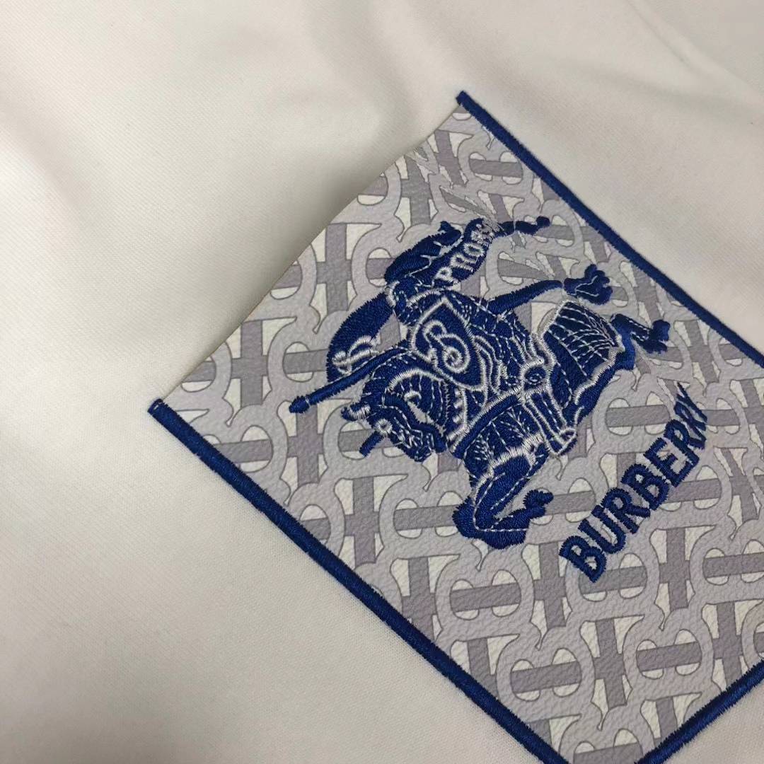 BUR8ERRY 軍馬レターポケット刺繍メンズTシャツ【 50％割引+送料無料】