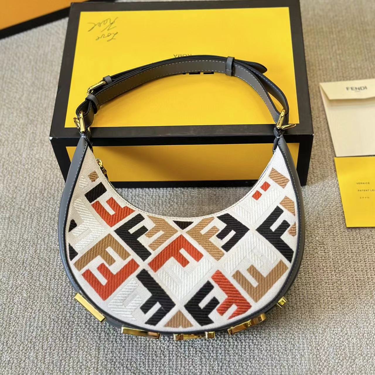 FEND1 graphy 半月型ハンドバッグ【50％割引+送料無料】