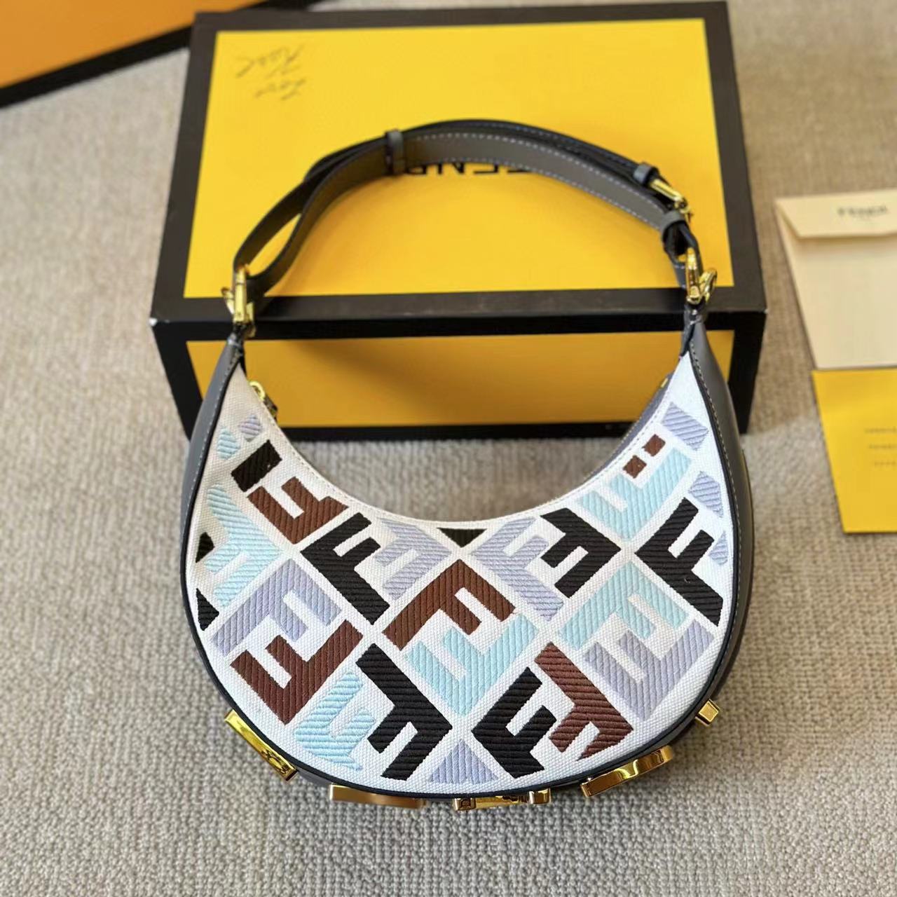 FEND1 graphy 半月型ハンドバッグ【50％割引+送料無料】