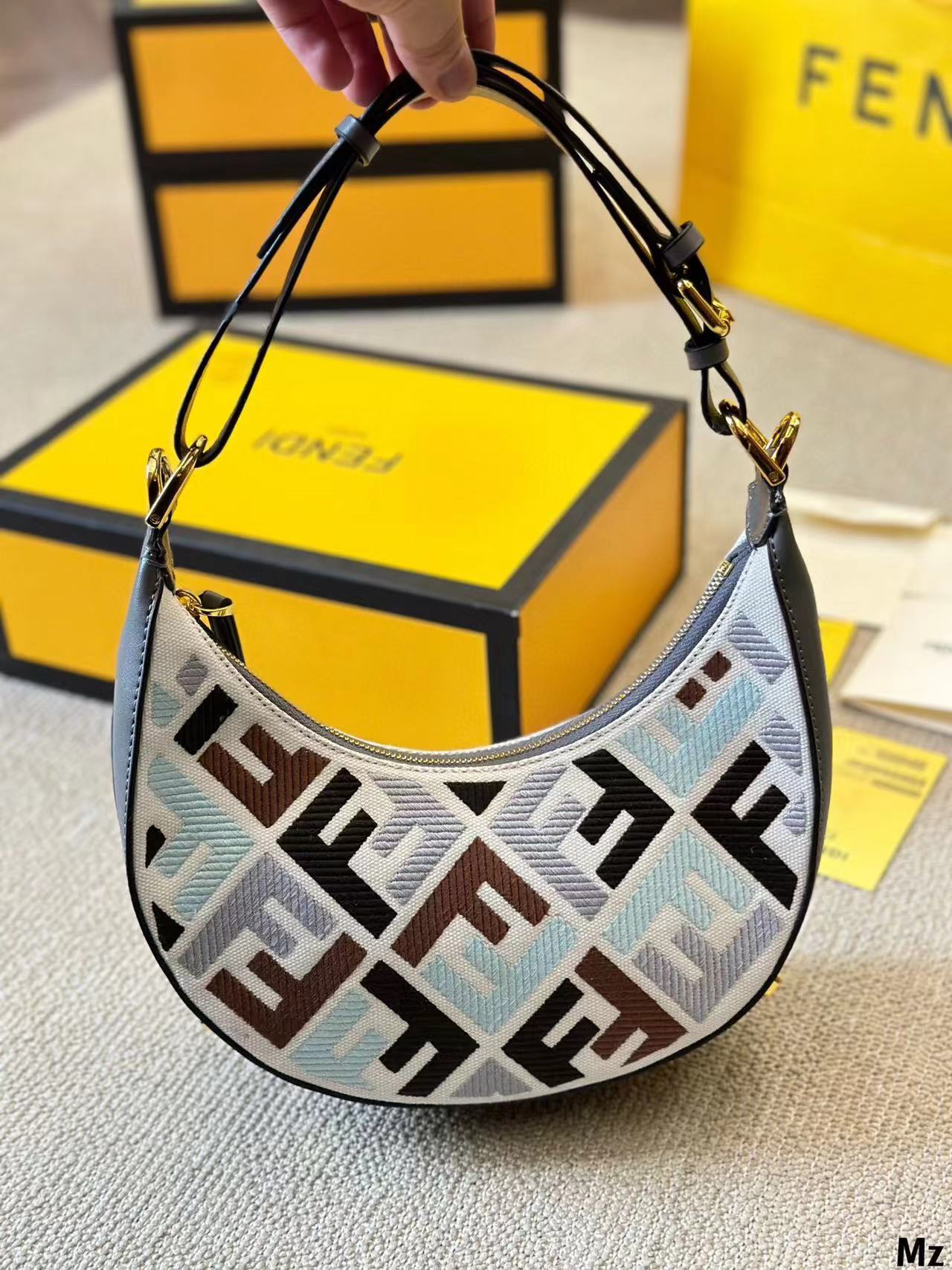 FEND1 graphy 半月型ハンドバッグ【50％割引+送料無料】