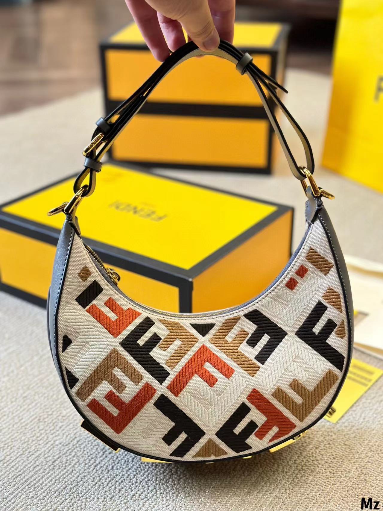 FEND1 graphy 半月型ハンドバッグ【50％割引+送料無料】