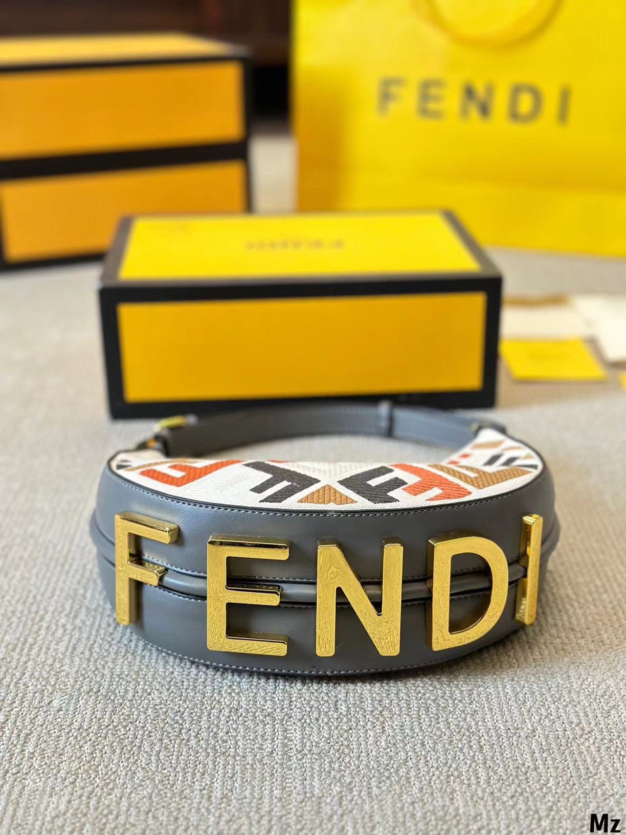 FEND1 graphy 半月型ハンドバッグ【50％割引+送料無料】