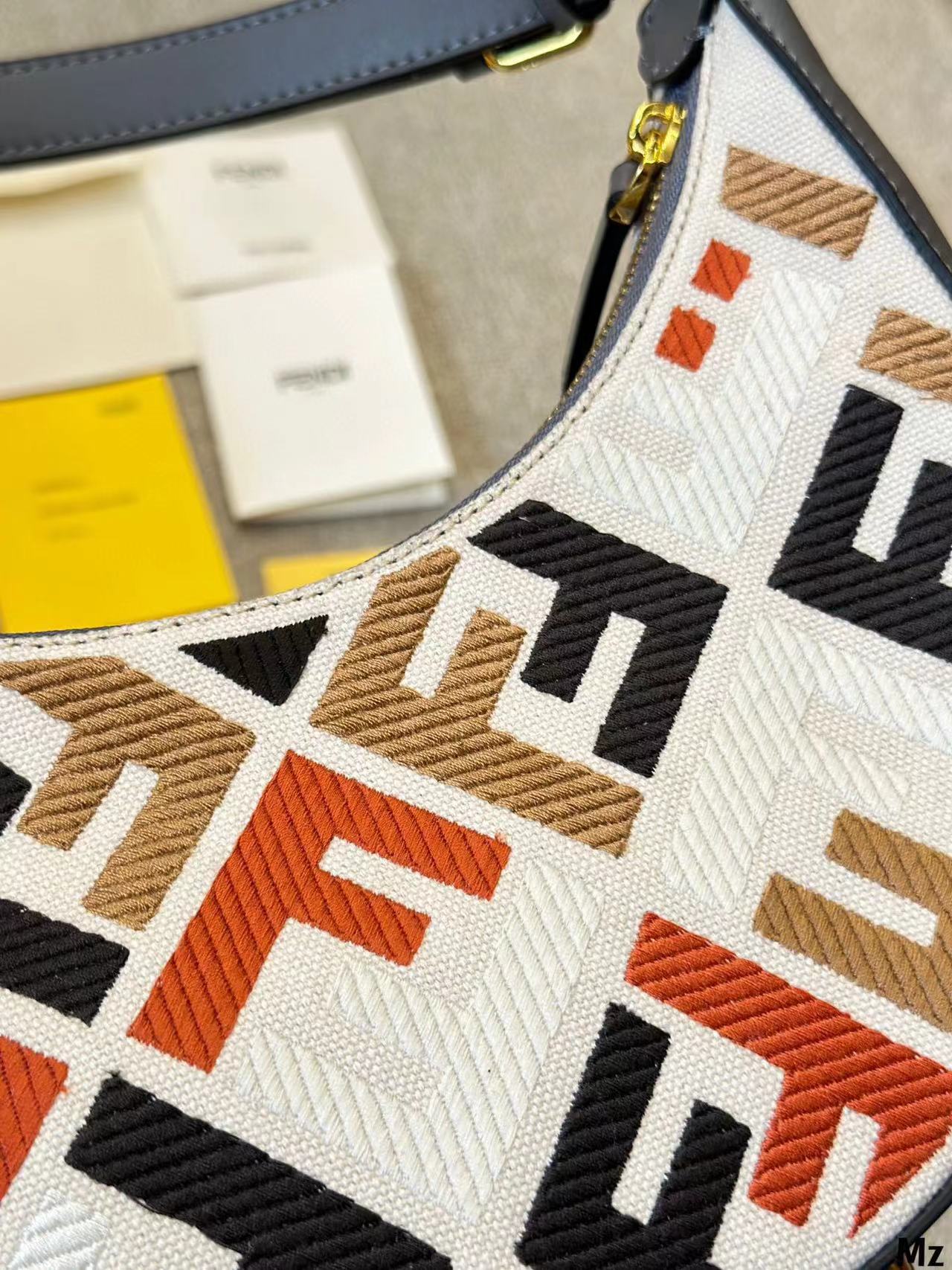 FEND1 graphy 半月型ハンドバッグ【50％割引+送料無料】