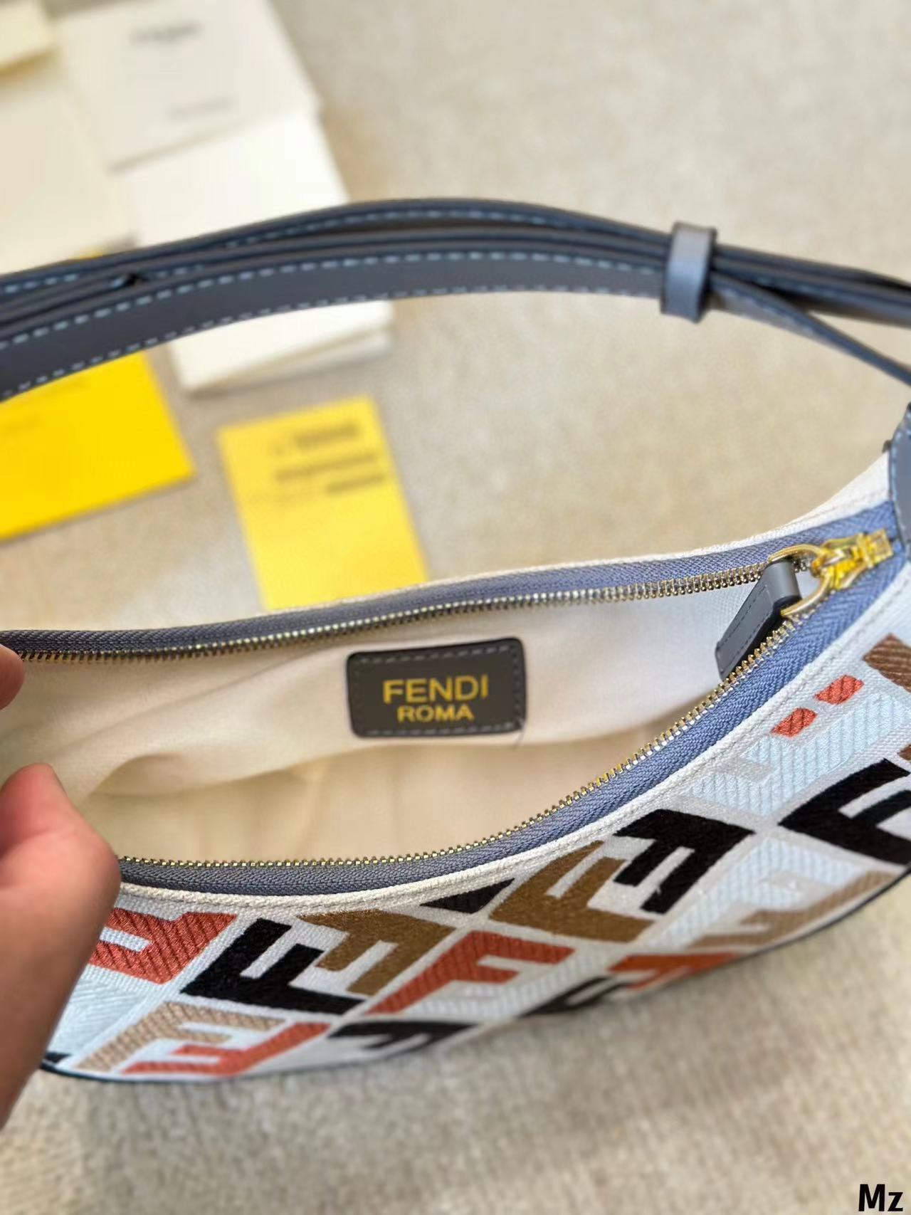 FEND1 graphy 半月型ハンドバッグ【50％割引+送料無料】