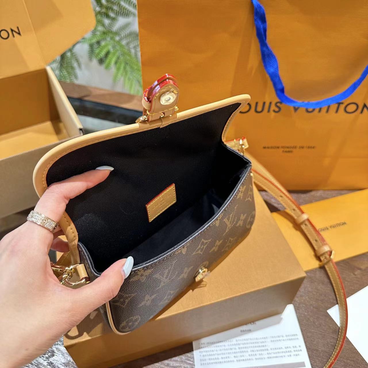 LV老眼ポータブルバゲットバッグ【50％割引+送料無料】