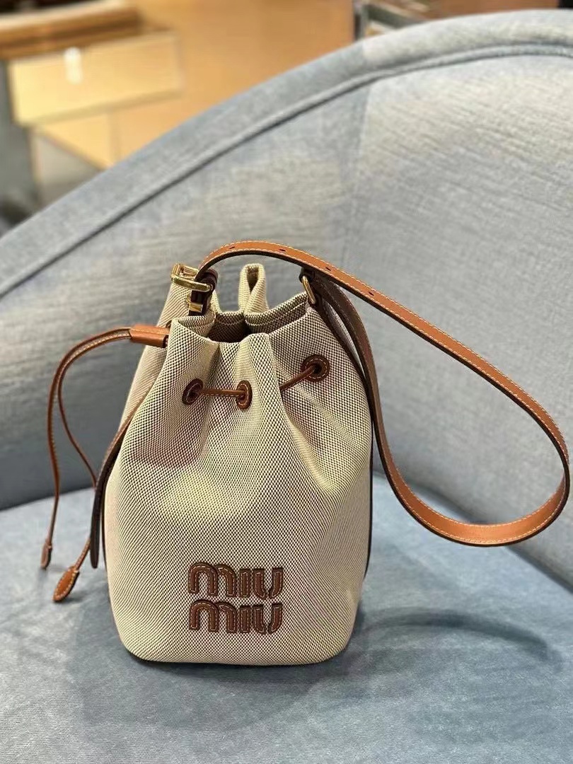 M1UM1U 巾着レザーバケットバッグ【50％割引+送料無料】