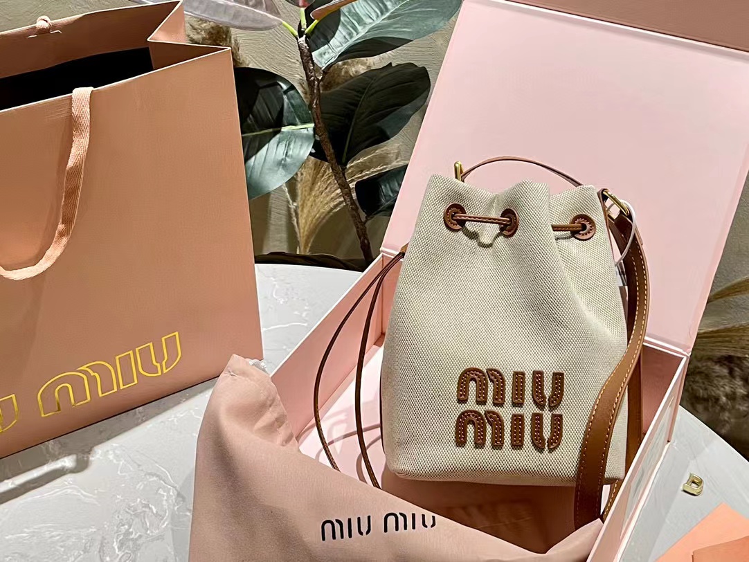 M1UM1U 巾着レザーバケットバッグ【50％割引+送料無料】