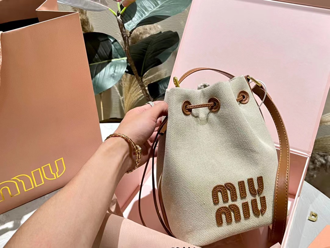 M1UM1U 巾着レザーバケットバッグ【50％割引+送料無料】