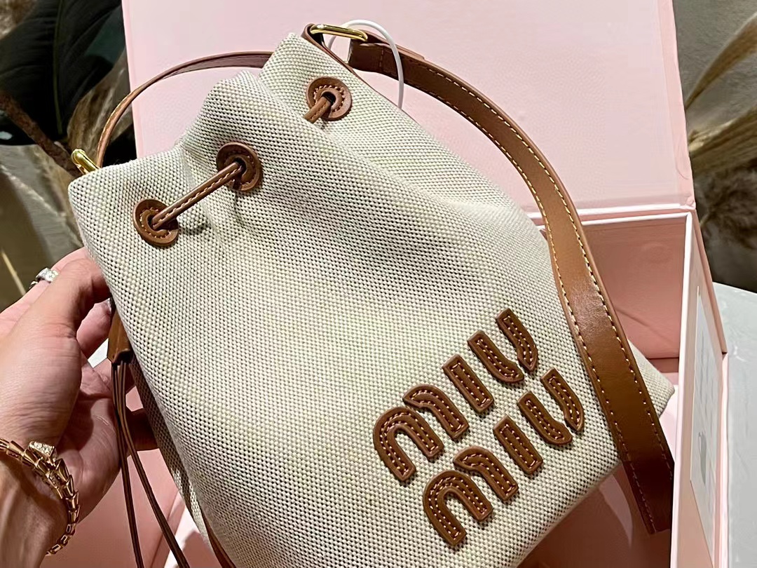 M1UM1U 巾着レザーバケットバッグ【50％割引+送料無料】