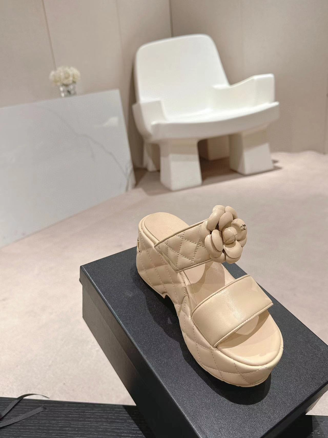 CHANE1 高品質カメリア ウェッジ シューズ【50％割引+送料無料】