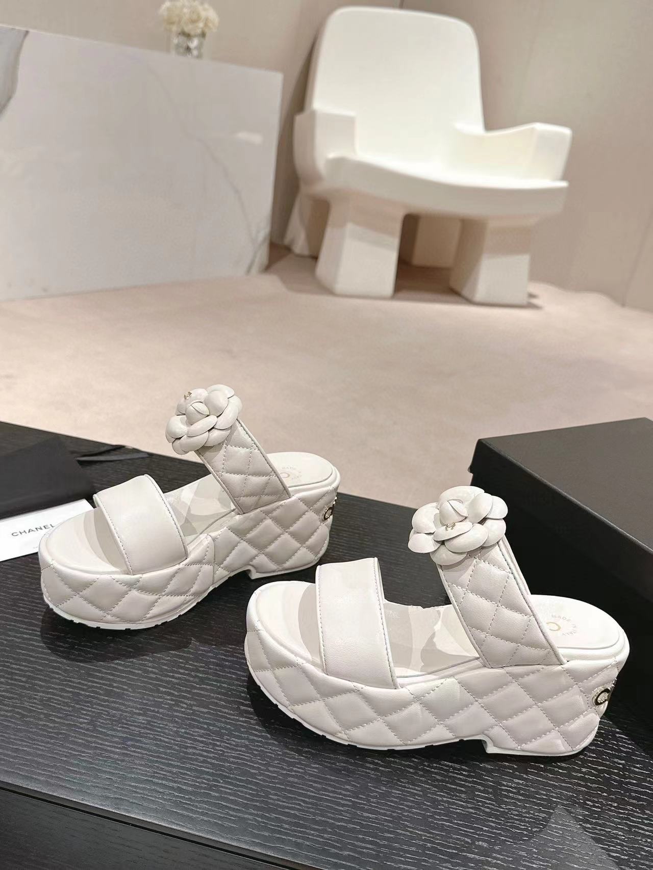 CHANE1 高品質カメリア ウェッジ シューズ【50％割引+送料無料】