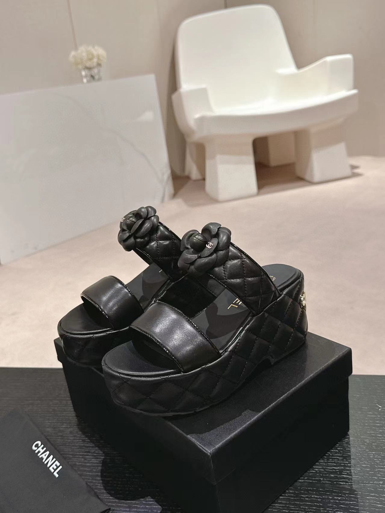 CHANE1 高品質カメリア ウェッジ シューズ【50％割引+送料無料】