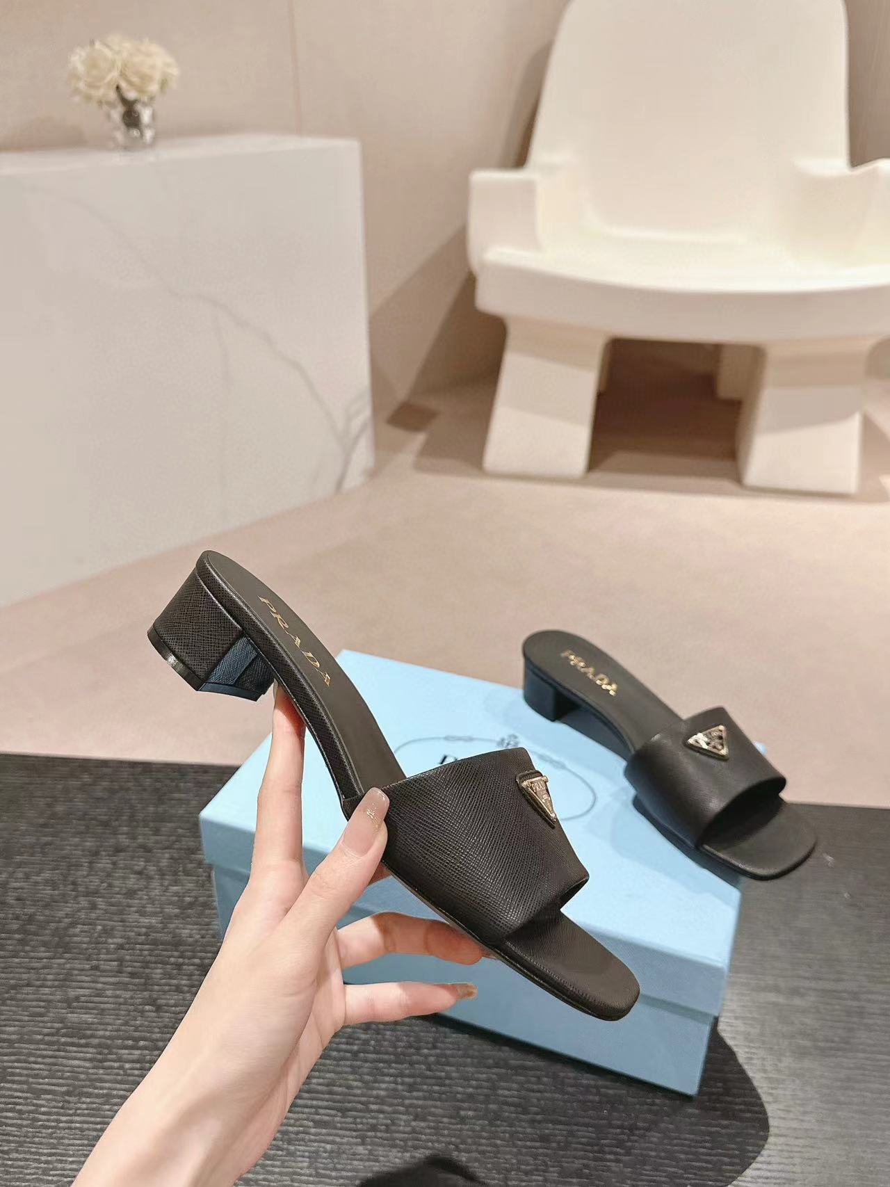 PR4DA 高品質トライアングルロゴハイヒールスリッパ【50％割引+送料無料】