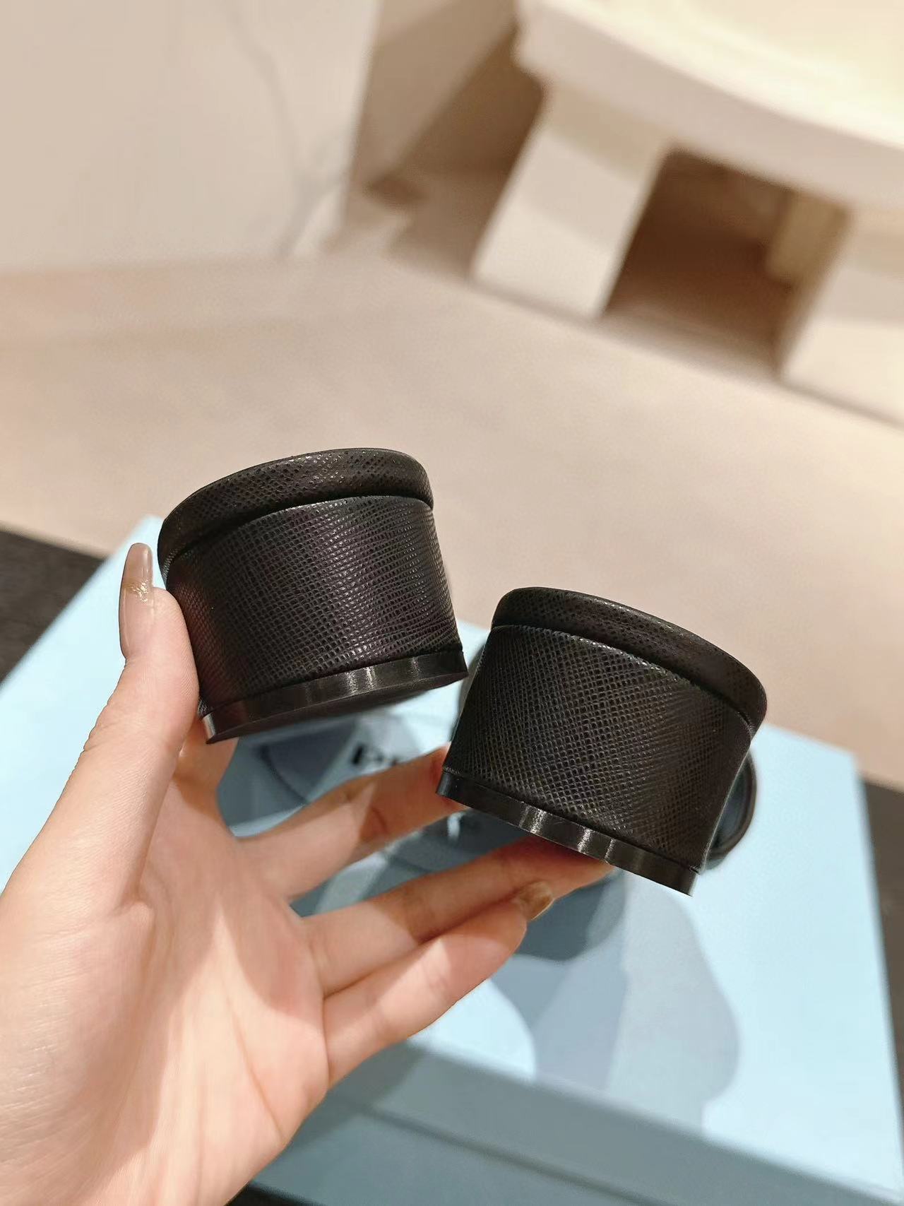 PR4DA 高品質トライアングルロゴハイヒールスリッパ【50％割引+送料無料】