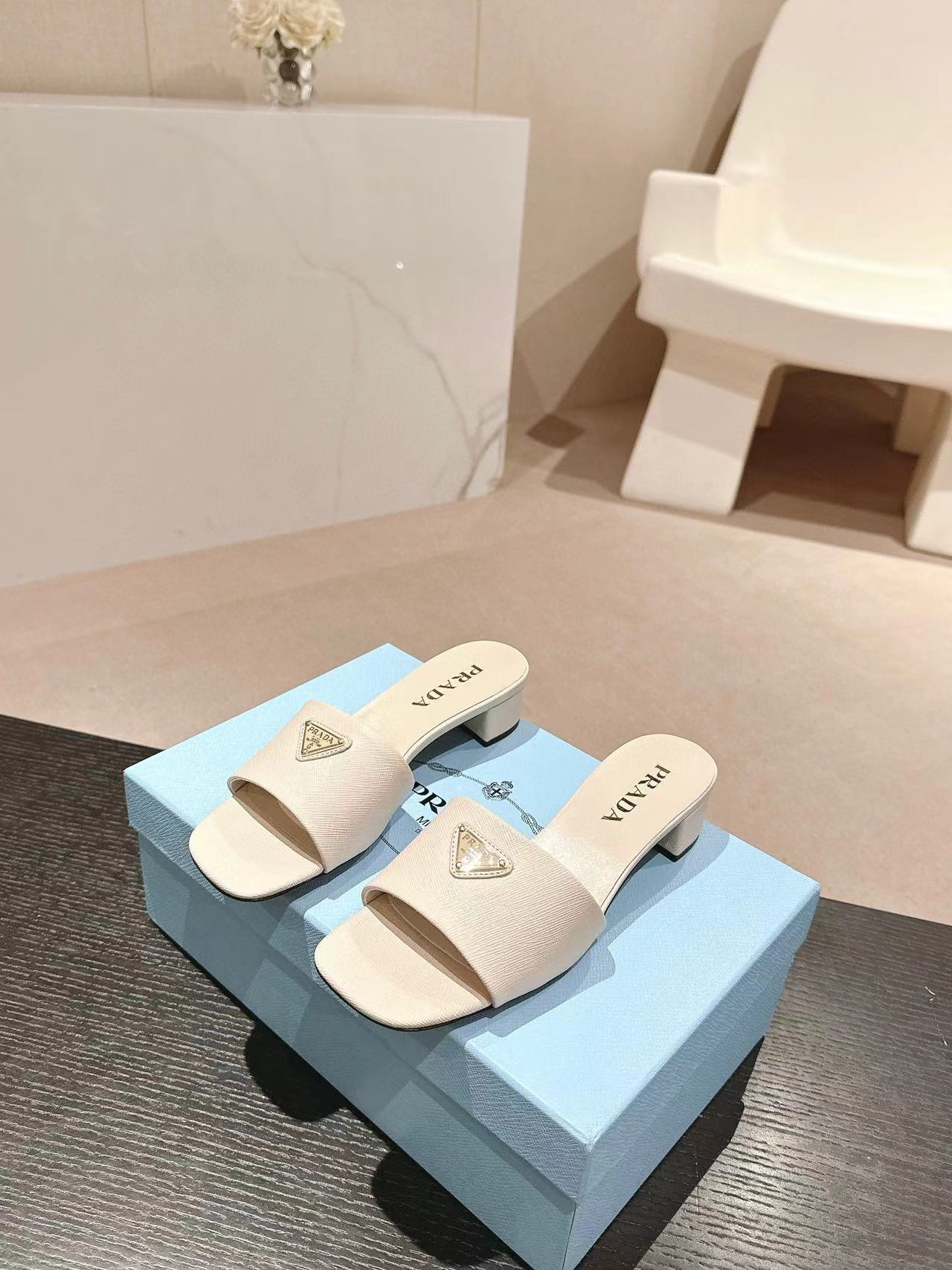 PR4DA 高品質トライアングルロゴハイヒールスリッパ【50％割引+送料無料】