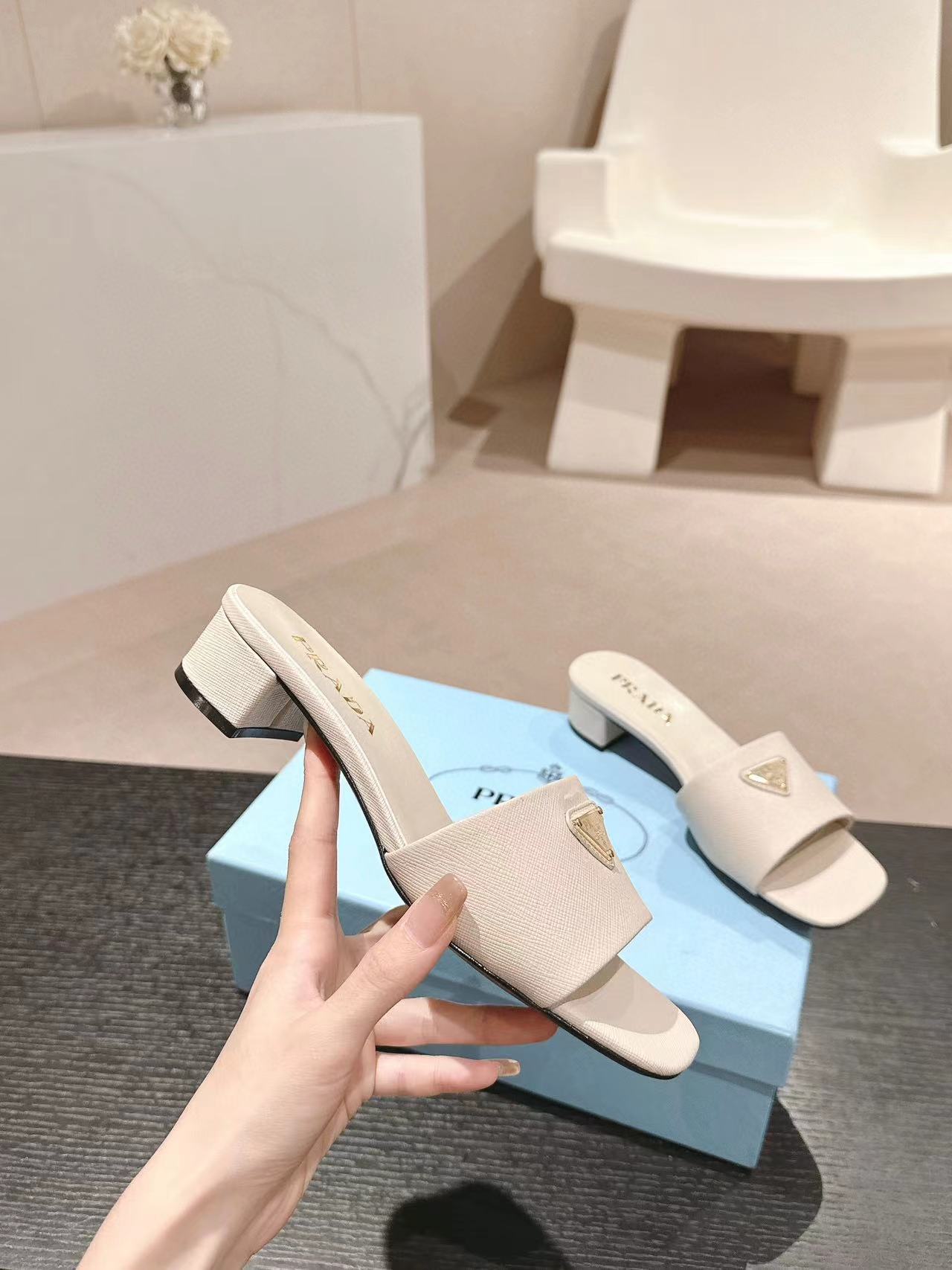 PR4DA 高品質トライアングルロゴハイヒールスリッパ【50％割引+送料無料】