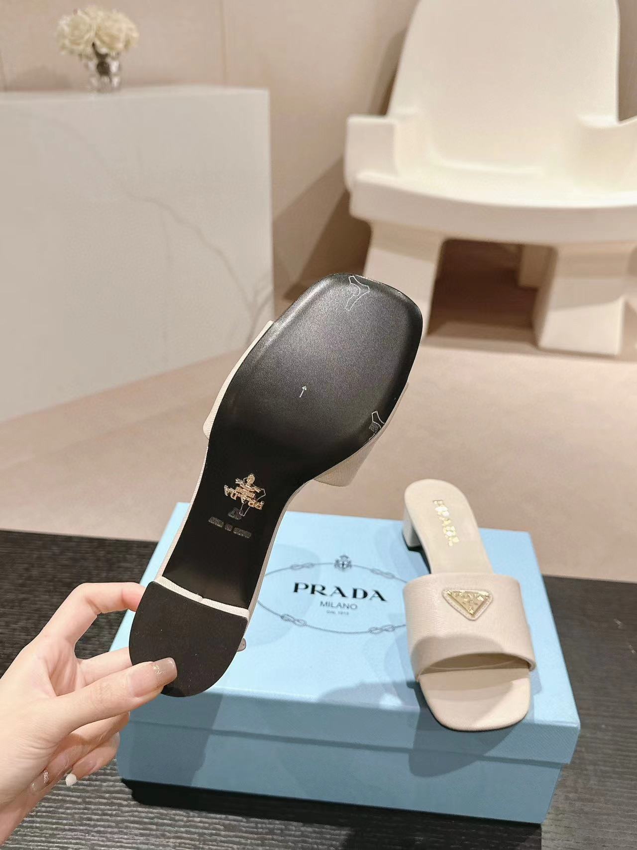 PR4DA 高品質トライアングルロゴハイヒールスリッパ【50％割引+送料無料】