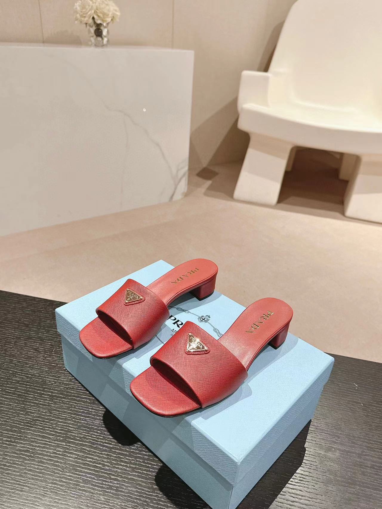 PR4DA 高品質トライアングルロゴハイヒールスリッパ【50％割引+送料無料】