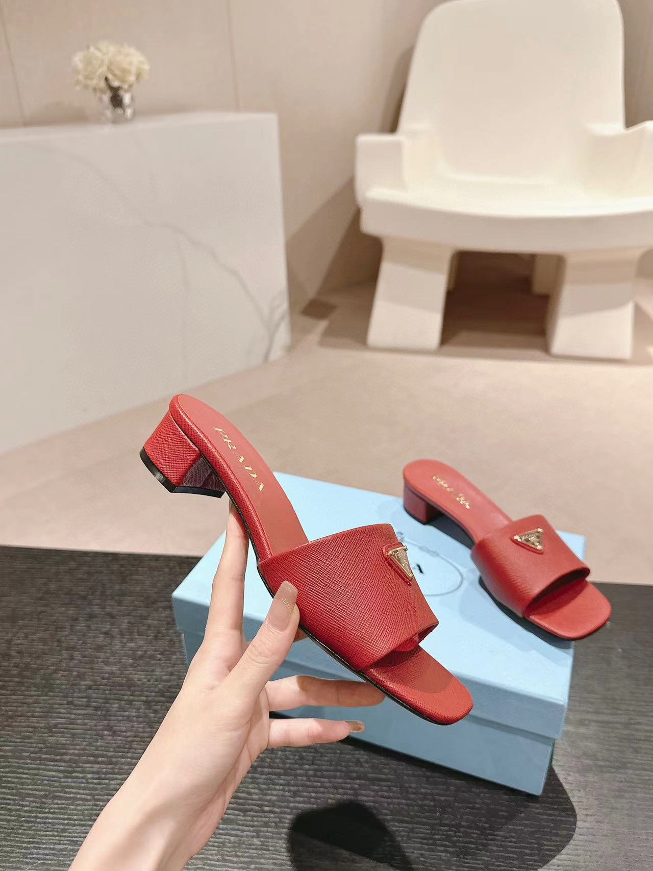 PR4DA 高品質トライアングルロゴハイヒールスリッパ【50％割引+送料無料】