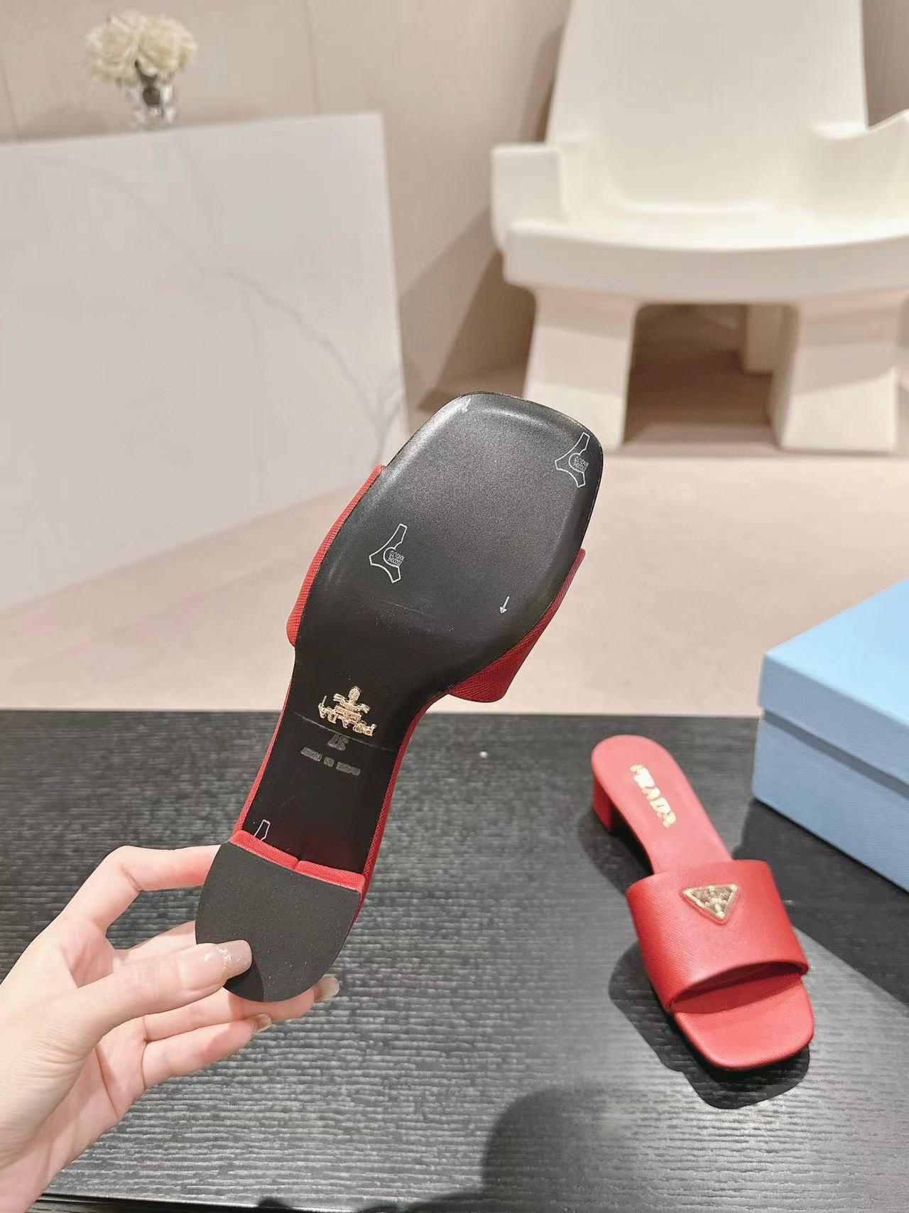 PR4DA 高品質トライアングルロゴハイヒールスリッパ【50％割引+送料無料】