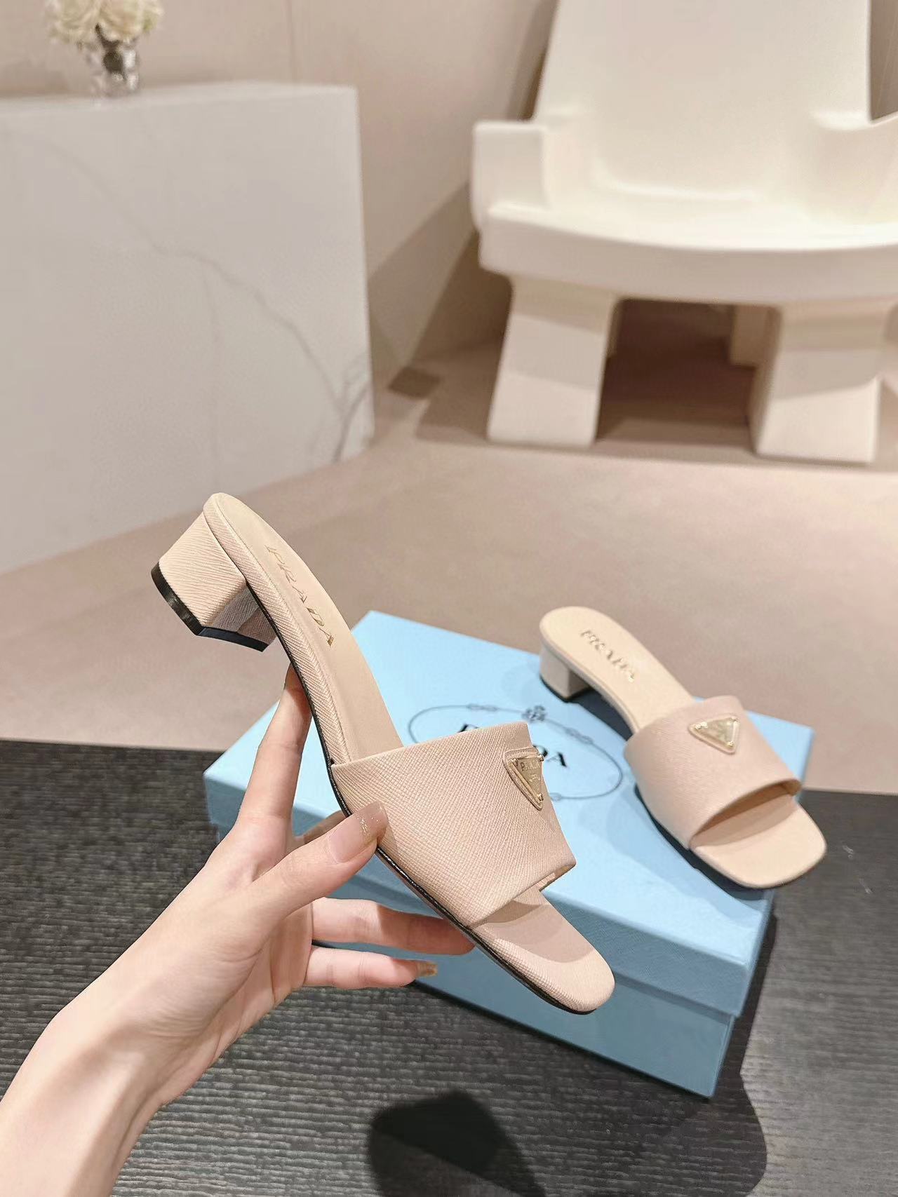 PR4DA 高品質トライアングルロゴハイヒールスリッパ【50％割引+送料無料】