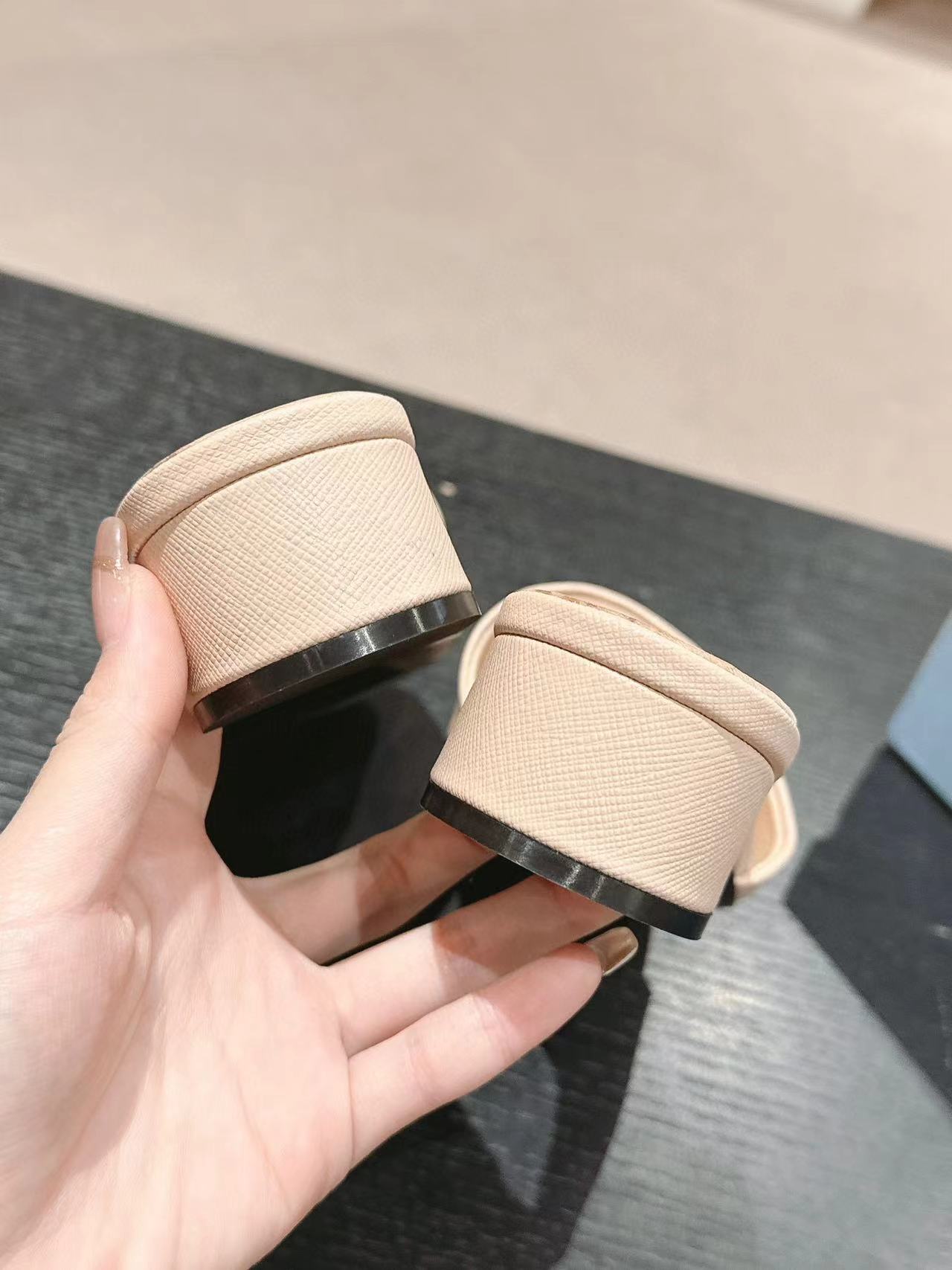 PR4DA 高品質トライアングルロゴハイヒールスリッパ【50％割引+送料無料】