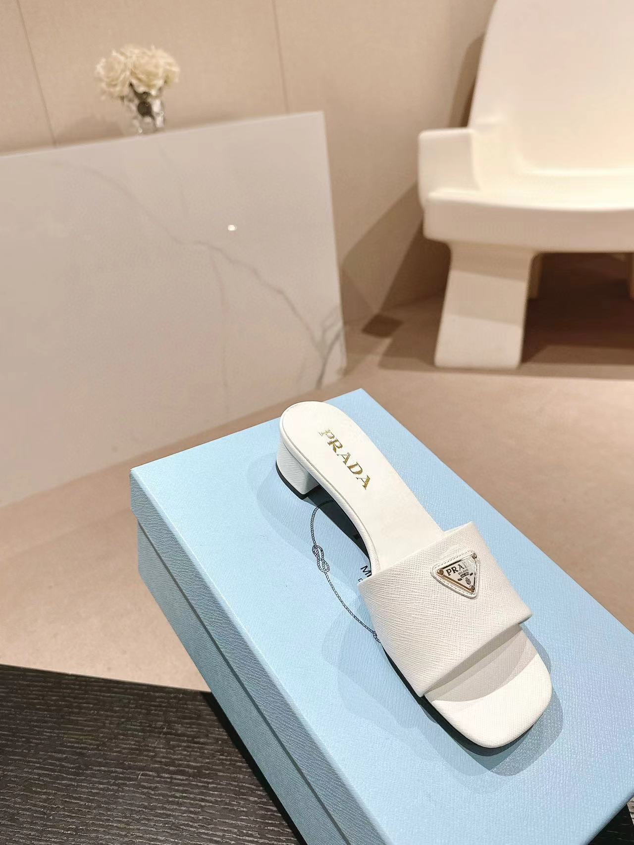 PR4DA 高品質トライアングルロゴハイヒールスリッパ【50％割引+送料無料】