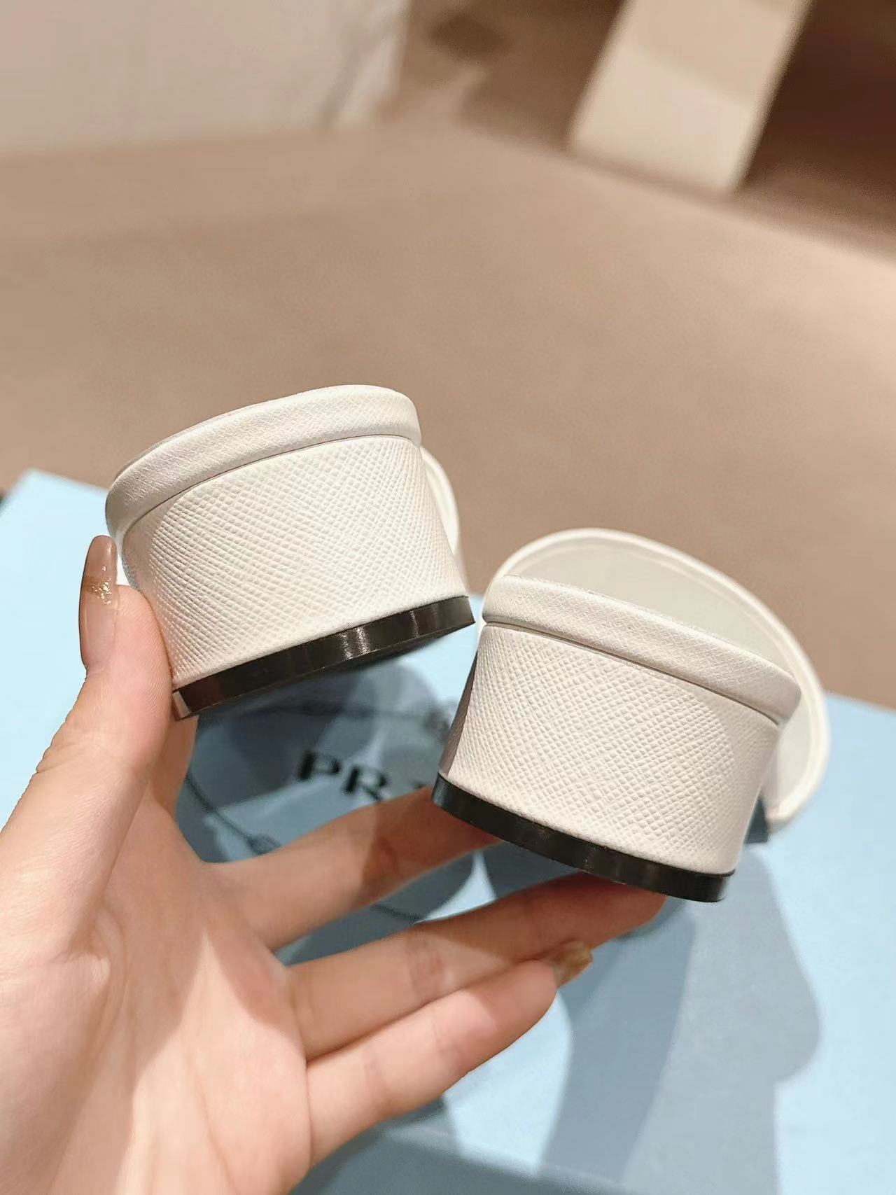 PR4DA 高品質トライアングルロゴハイヒールスリッパ【50％割引+送料無料】