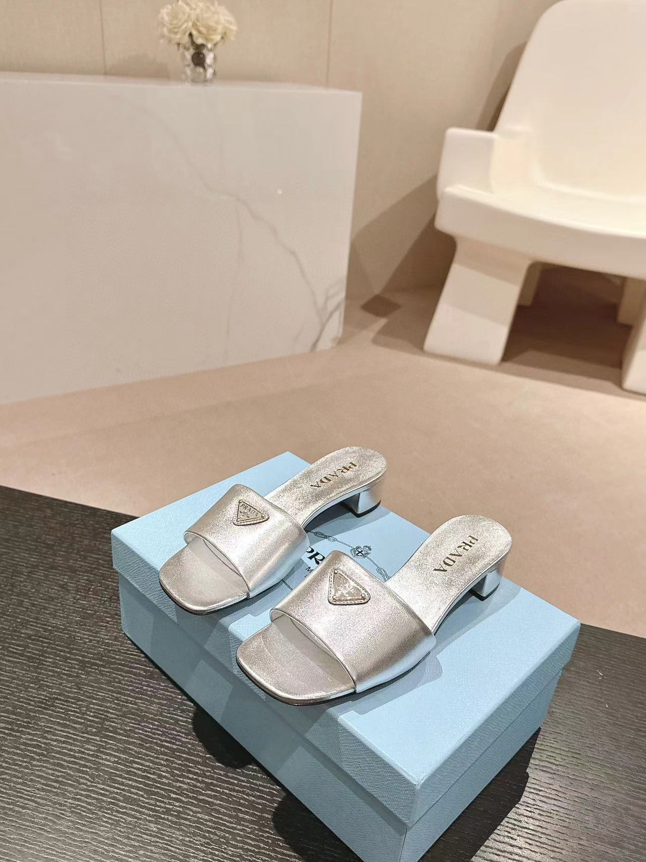 PR4DA 高品質トライアングルロゴハイヒールスリッパ【50％割引+送料無料】