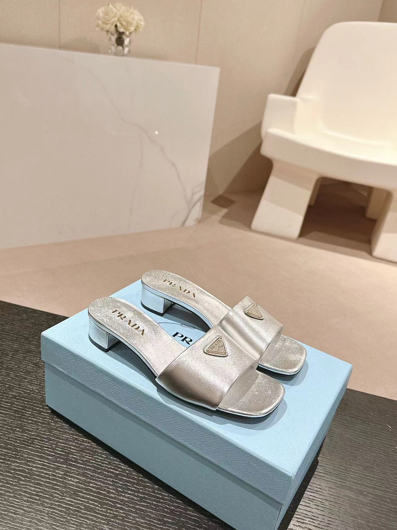 PR4DA 高品質トライアングルロゴハイヒールスリッパ【50％割引+送料無料】