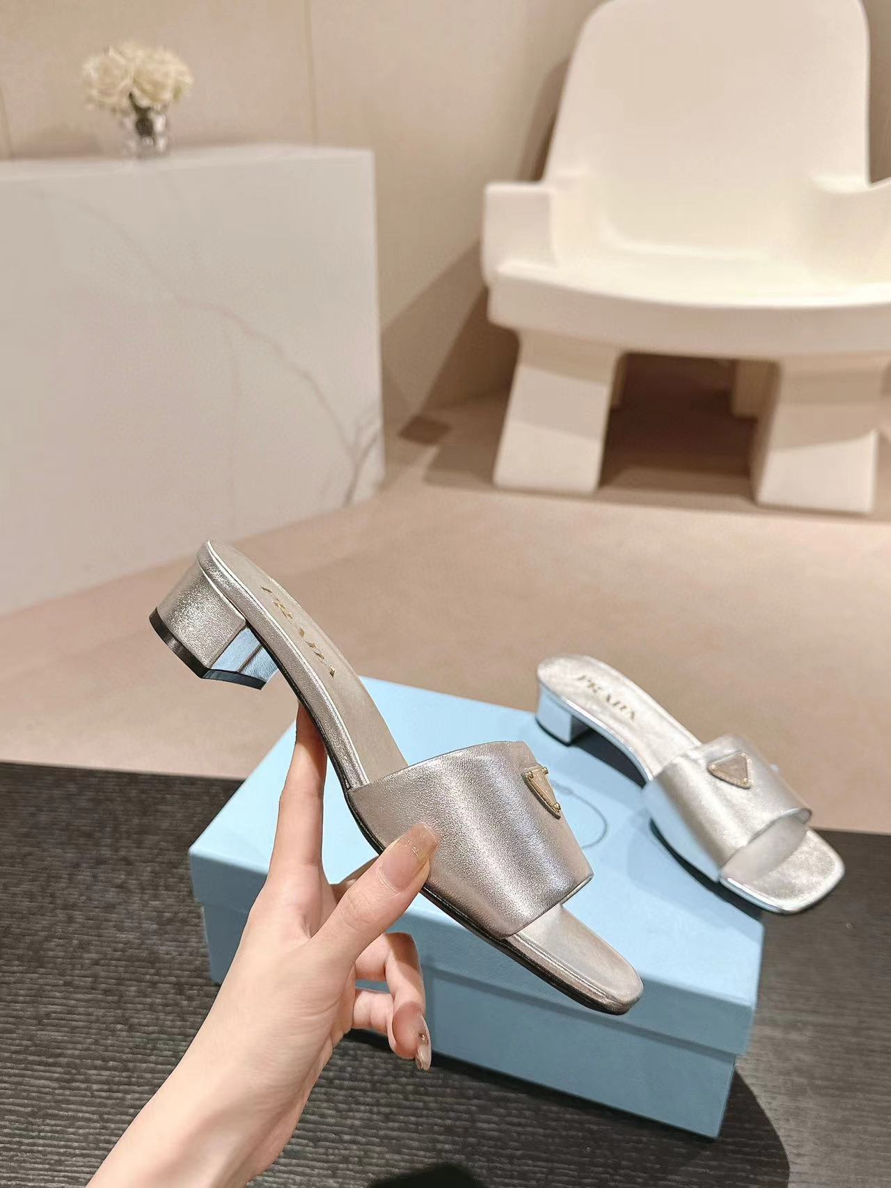 PR4DA 高品質トライアングルロゴハイヒールスリッパ【50％割引+送料無料】