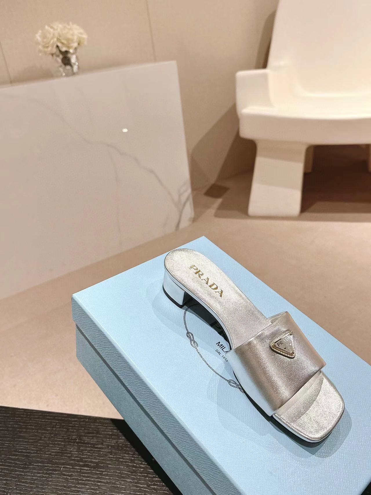 PR4DA 高品質トライアングルロゴハイヒールスリッパ【50％割引+送料無料】