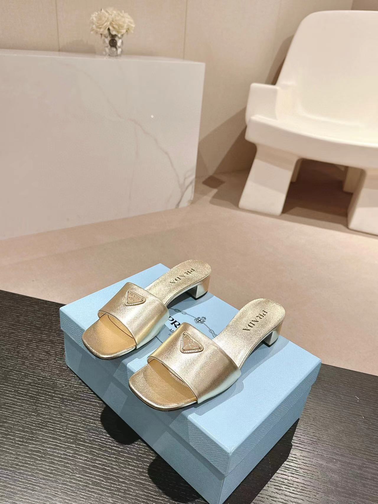 PR4DA 高品質トライアングルロゴハイヒールスリッパ【50％割引+送料無料】