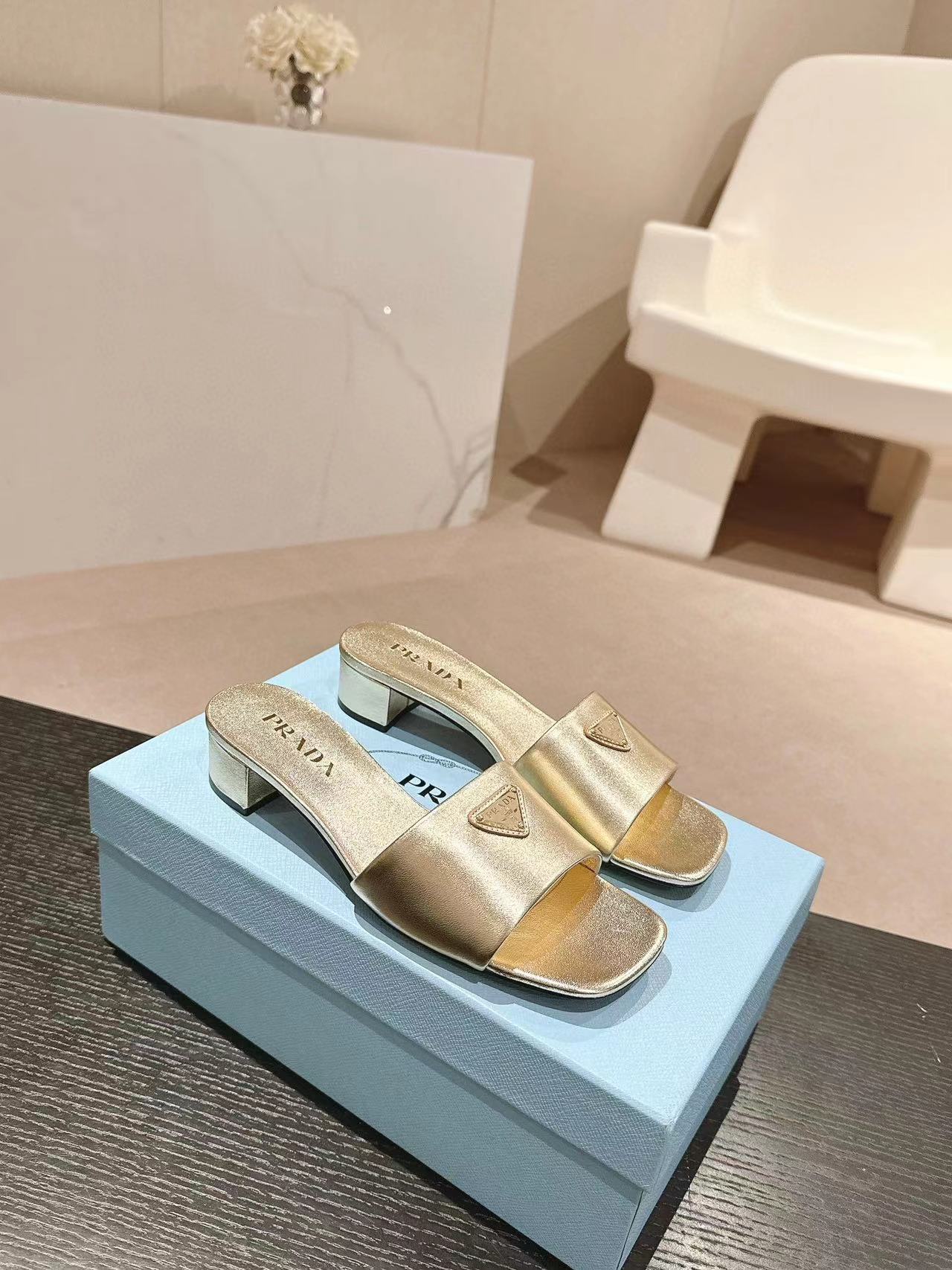 PR4DA 高品質トライアングルロゴハイヒールスリッパ【50％割引+送料無料】