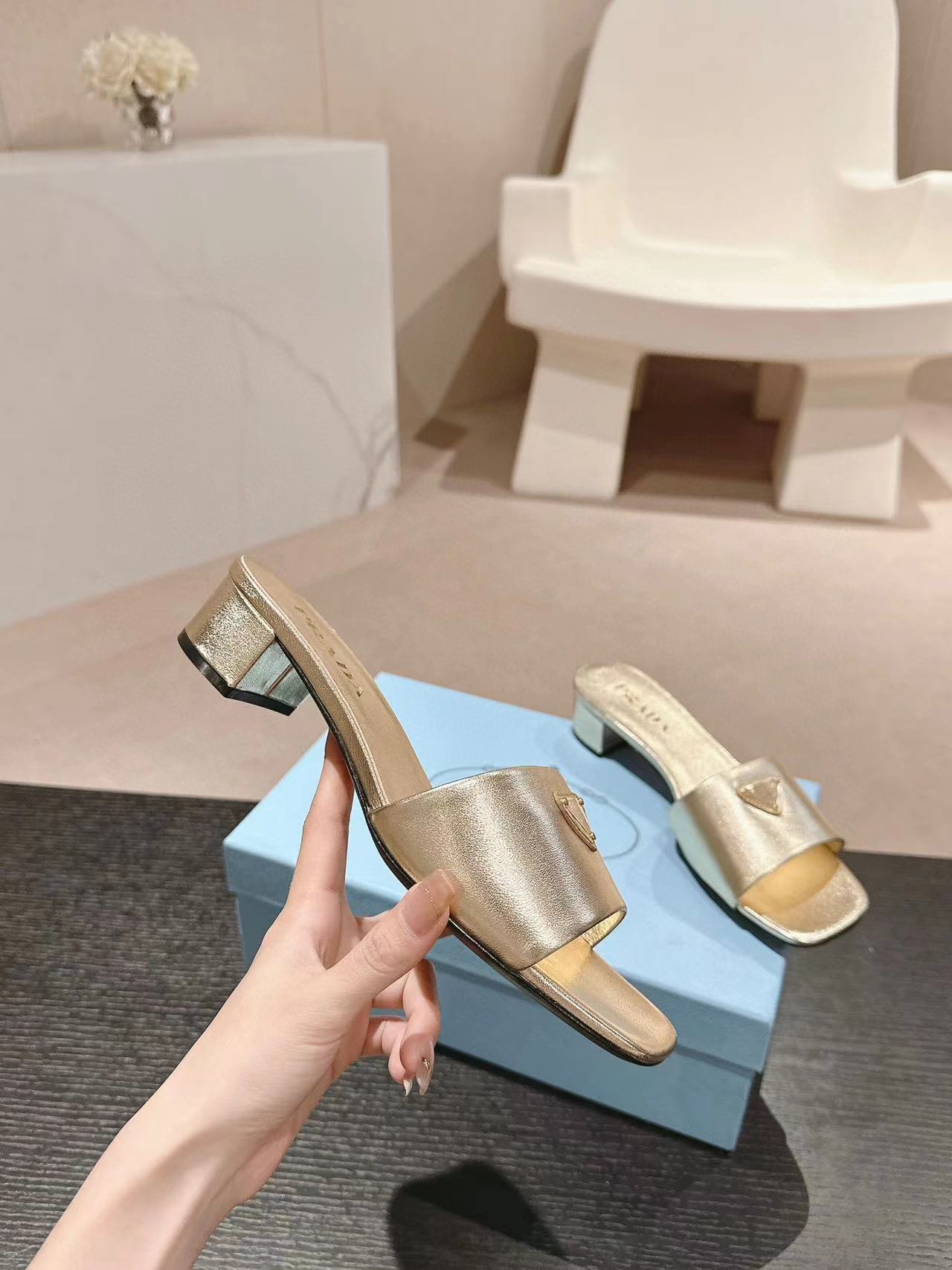 PR4DA 高品質トライアングルロゴハイヒールスリッパ【50％割引+送料無料】