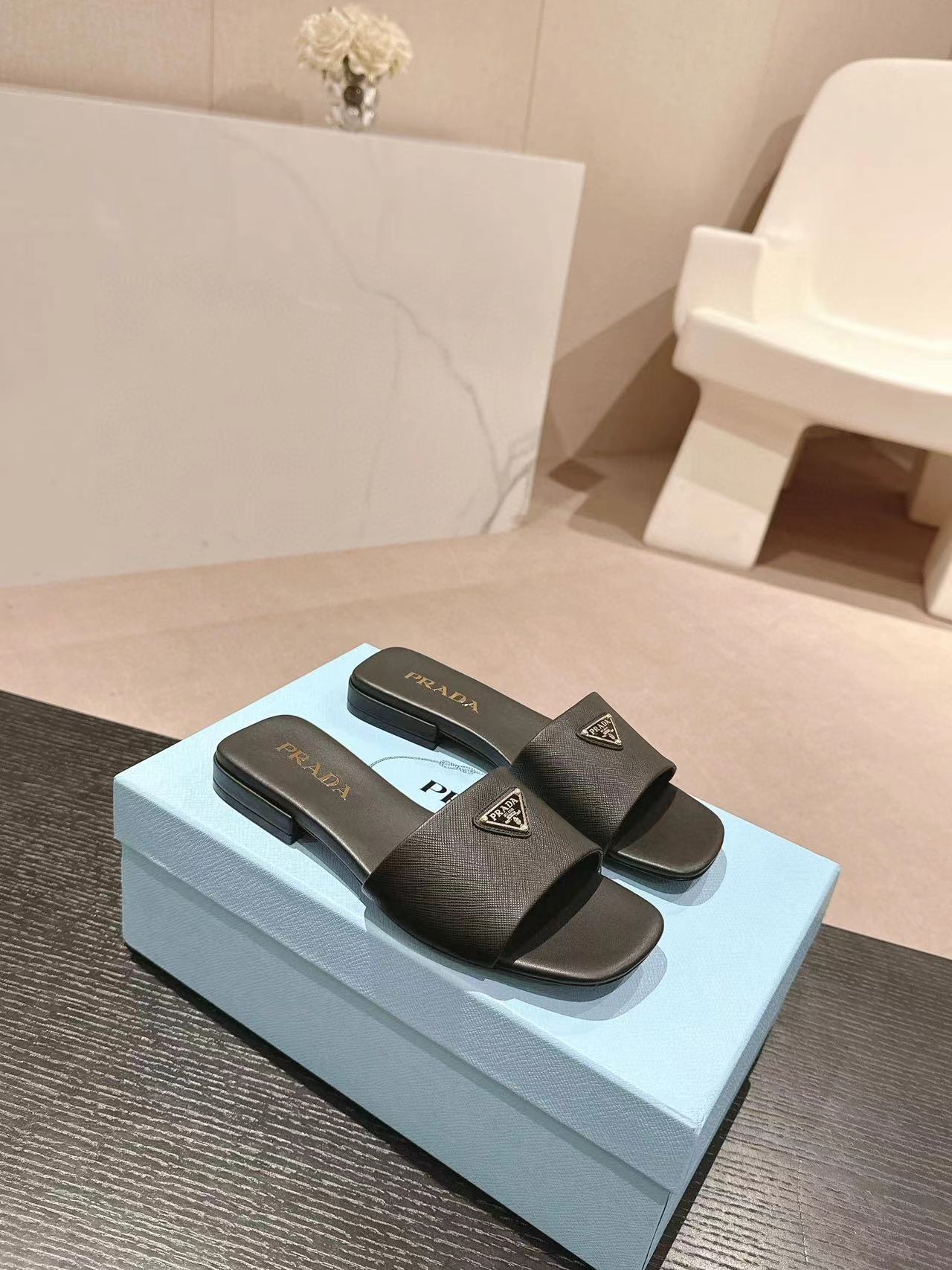 PR4DA 高品質三角ロゴスリッパ【50％割引+送料無料】