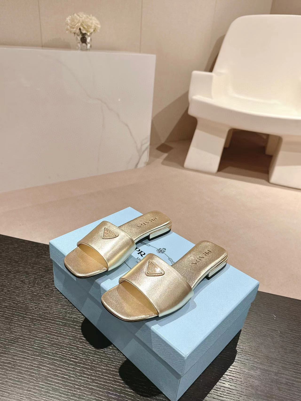 PR4DA 高品質三角ロゴスリッパ【50％割引+送料無料】