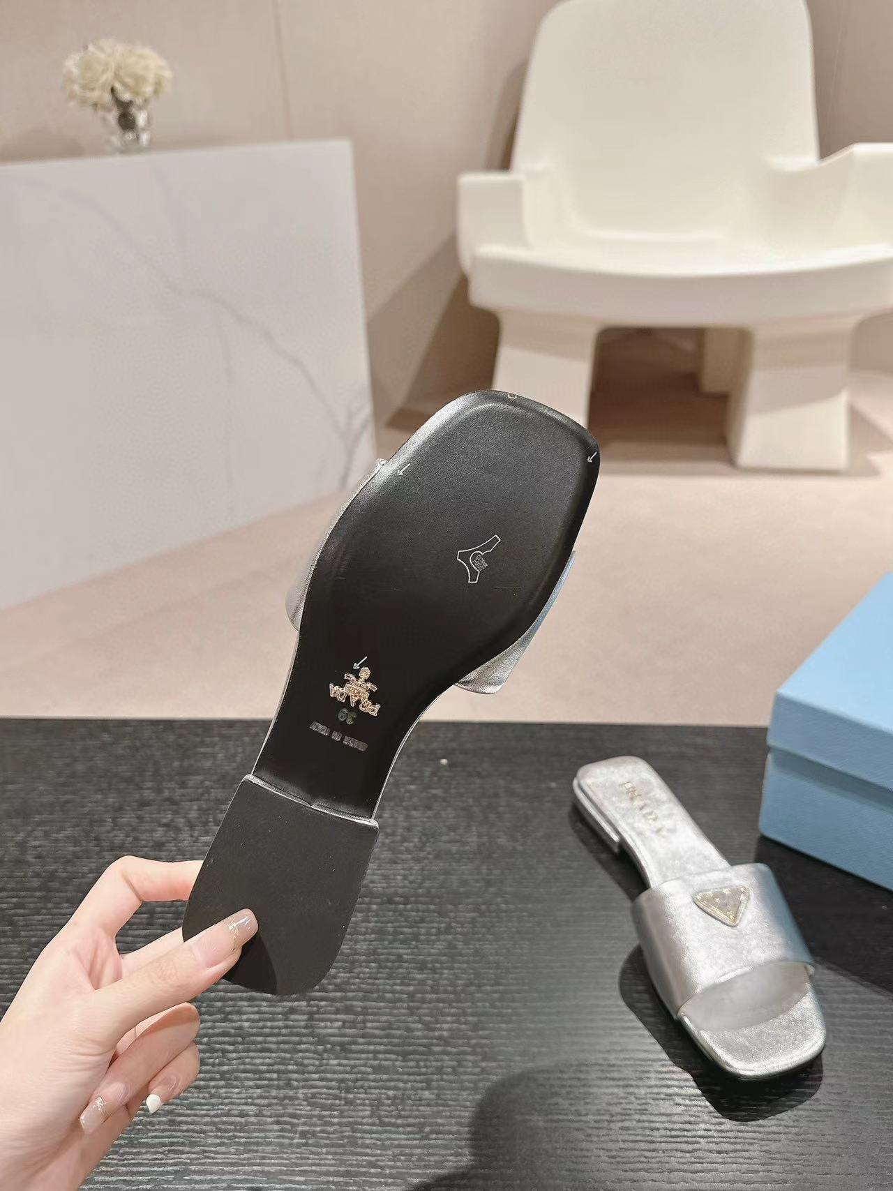 PR4DA 高品質三角ロゴスリッパ【50％割引+送料無料】