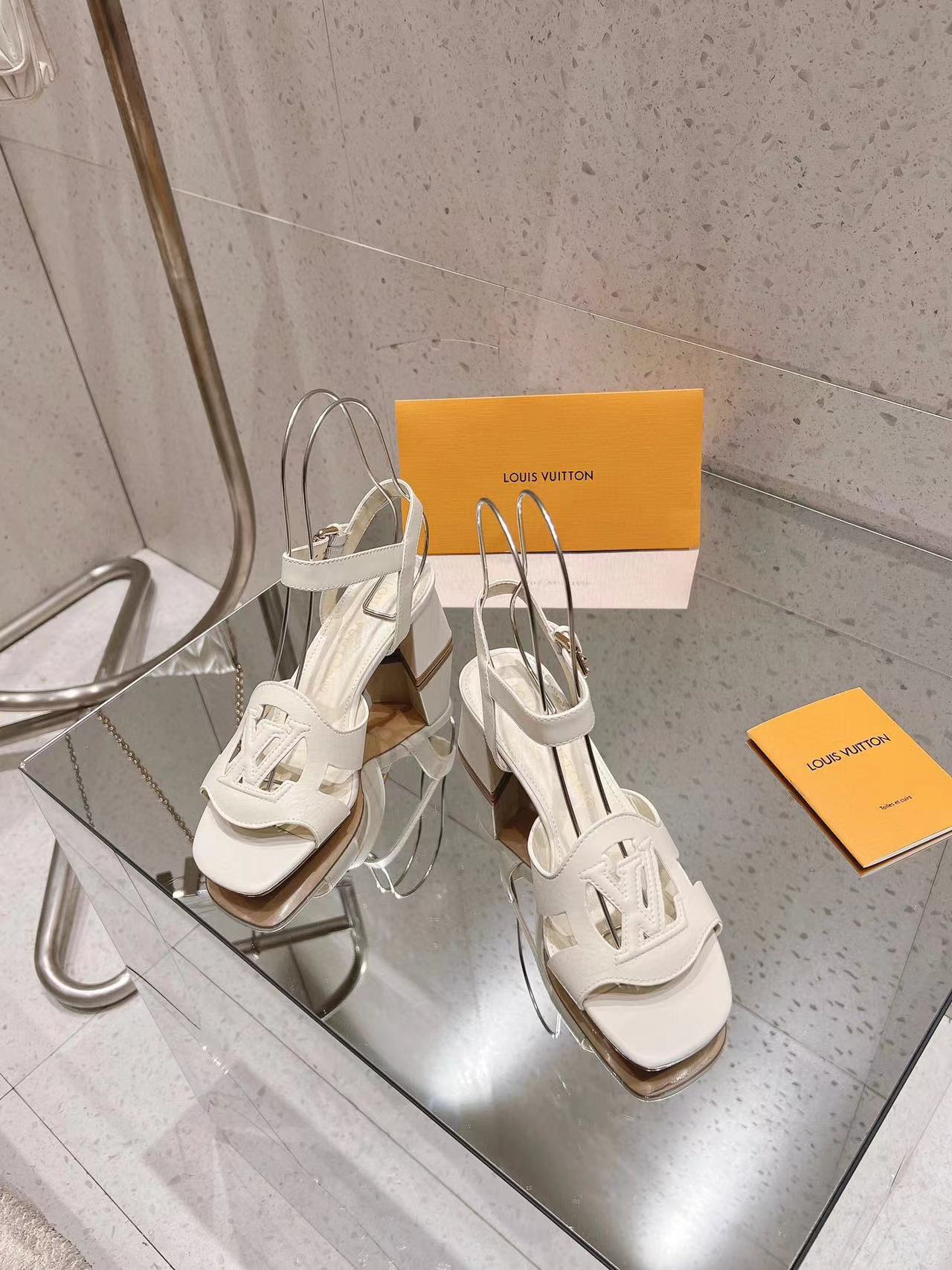 LV高品質中空サンダル【50％割引+送料無料】