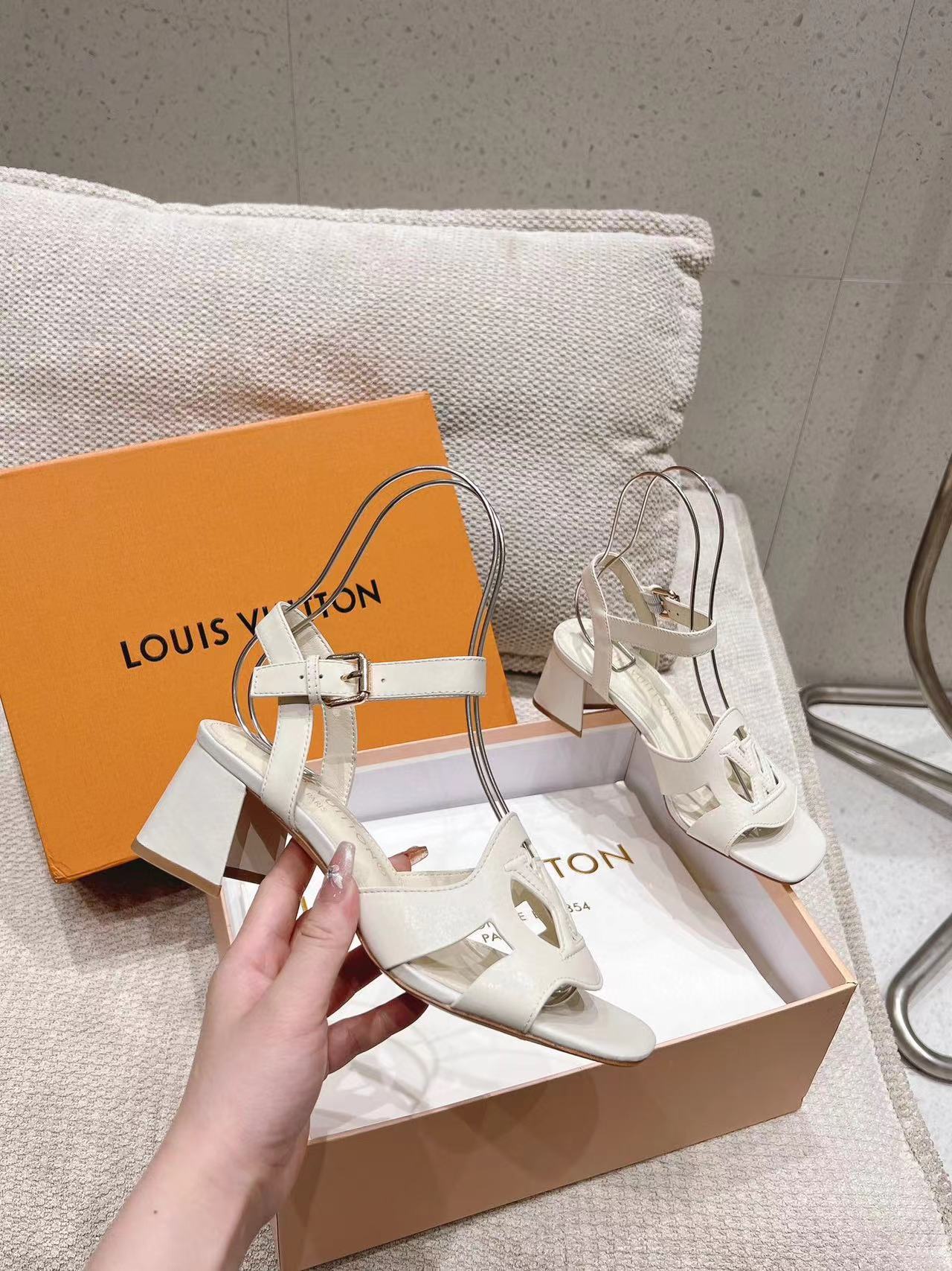 LV高品質中空サンダル【50％割引+送料無料】