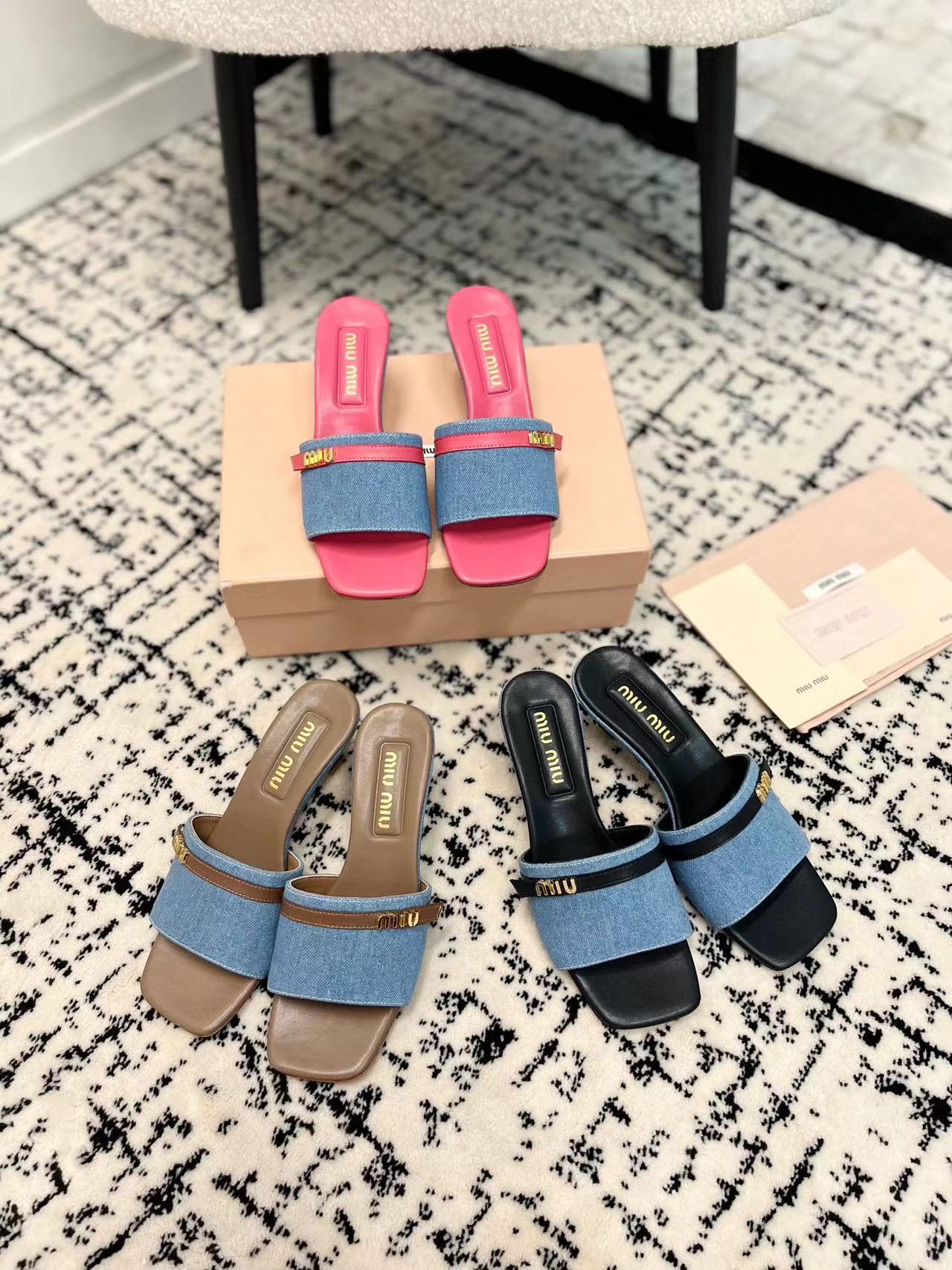 M1UM1U 高品質レターバックルデニムハイヒールハーフスリッパ【50％割引+送料無料】