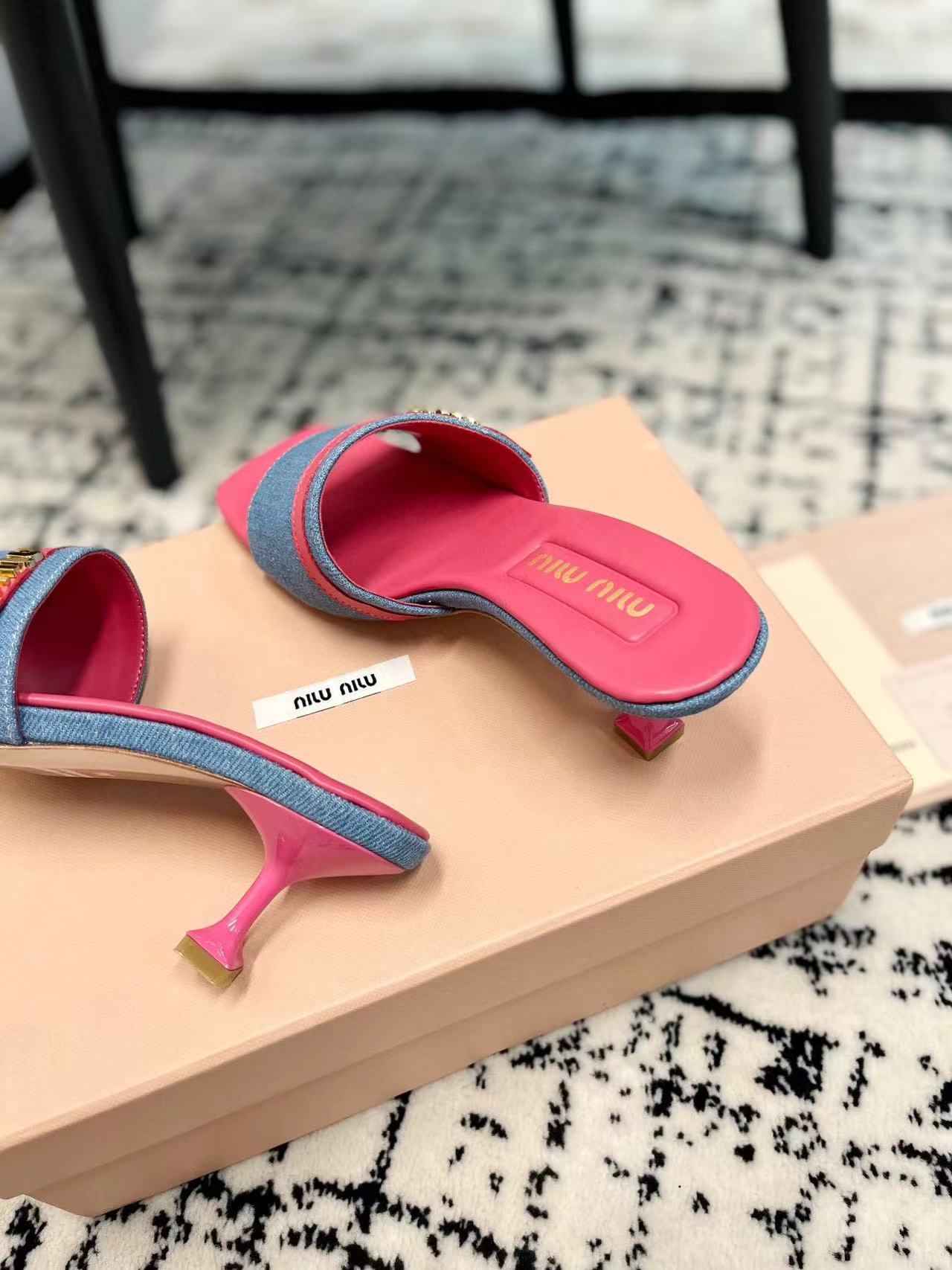 M1UM1U 高品質レターバックルデニムハイヒールハーフスリッパ【50％割引+送料無料】