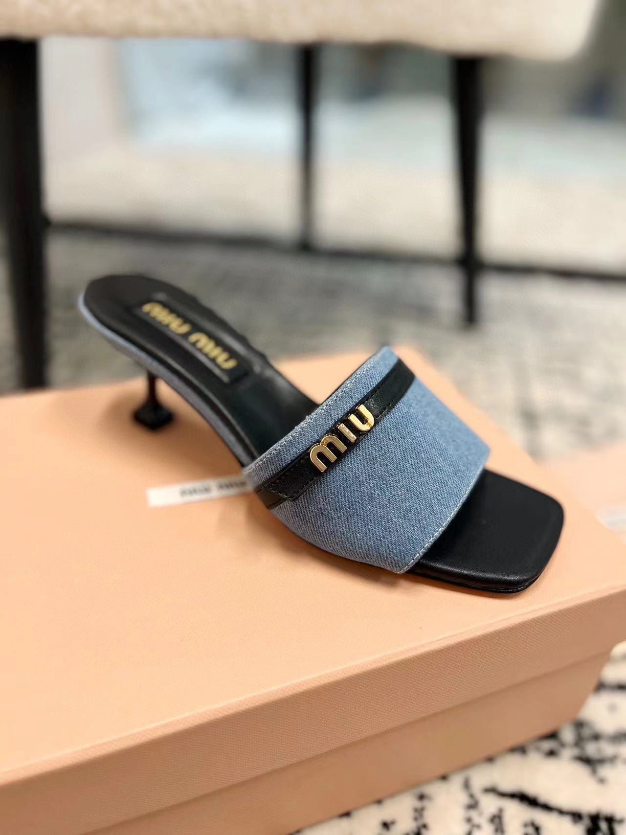 M1UM1U 高品質レターバックルデニムハイヒールハーフスリッパ【50％割引+送料無料】