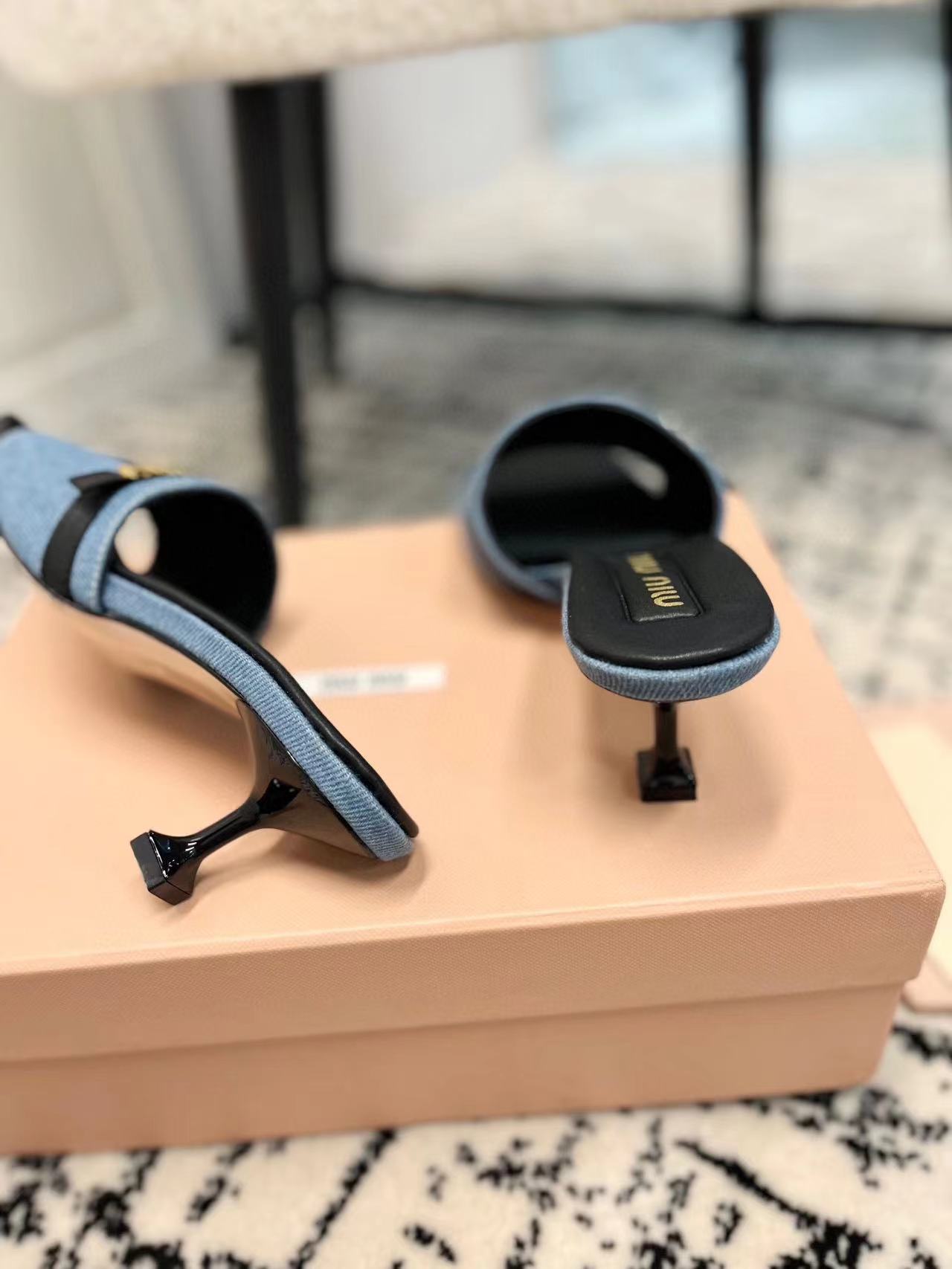 M1UM1U 高品質レターバックルデニムハイヒールハーフスリッパ【50％割引+送料無料】