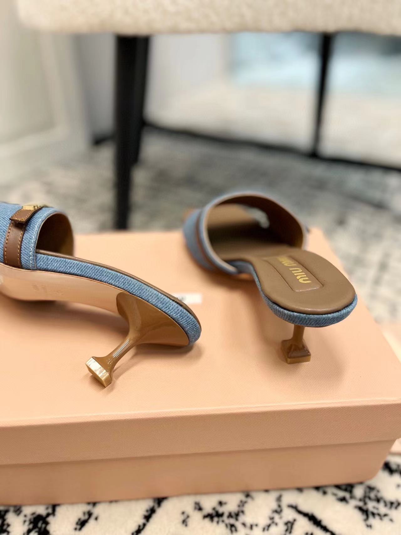 M1UM1U 高品質レターバックルデニムハイヒールハーフスリッパ【50％割引+送料無料】