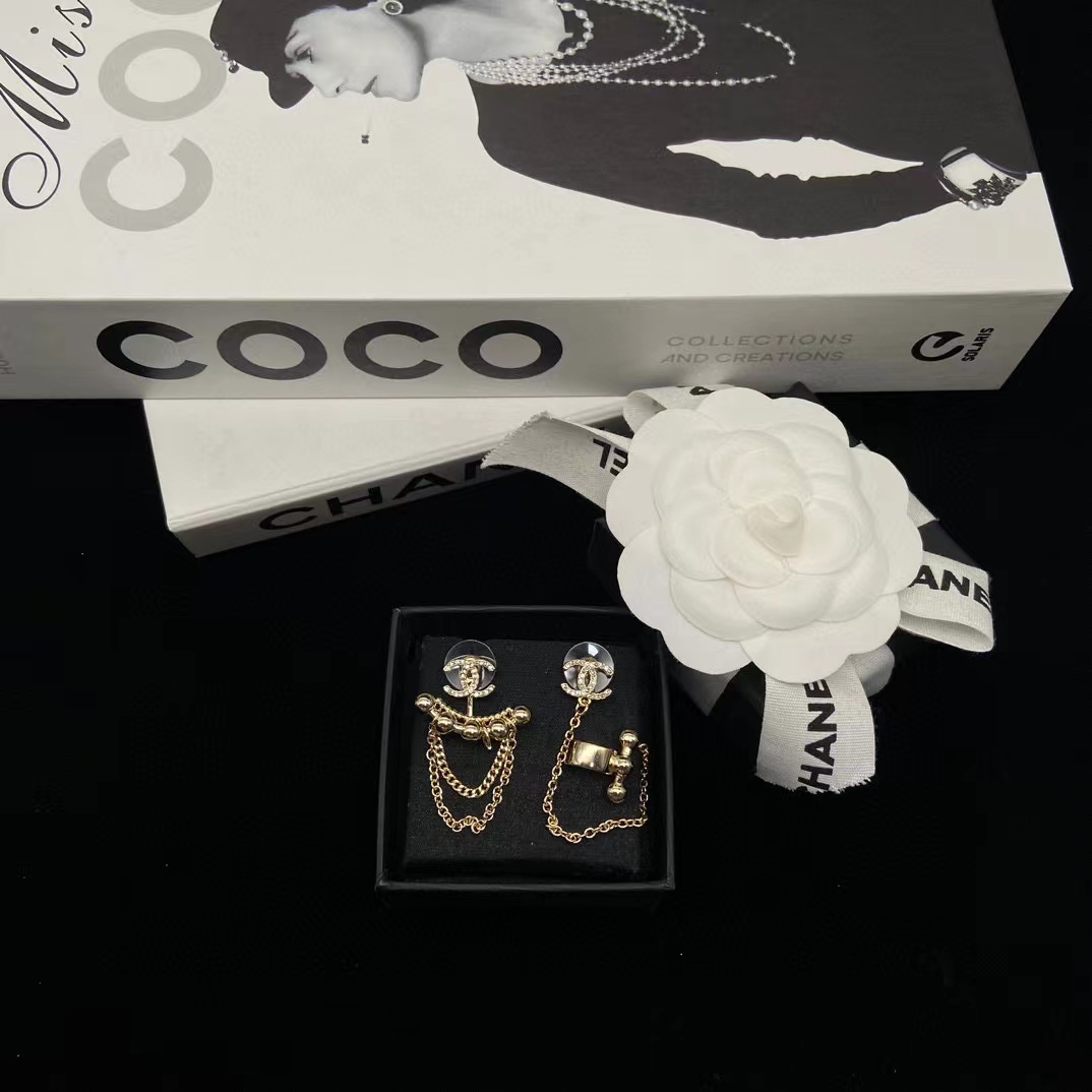 CHANE1 ダブルCタッセルスタッドピアス【50％割引+送料無料】