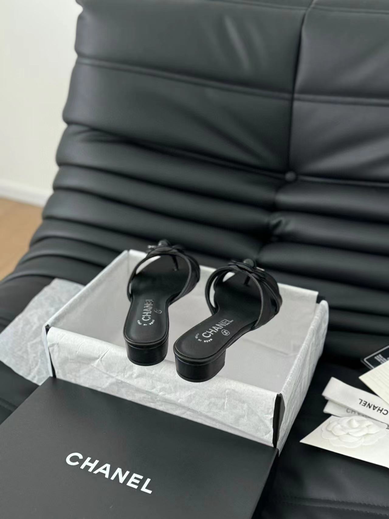 CHANE1 上質なカメリアローヒール【50％割引+送料無料】